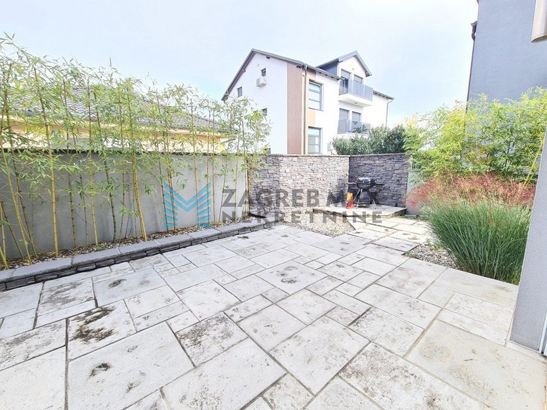 Zagreb - BLATO – J.Njavre – 6-sobna urbana vila s terasom, 2 VPM, blizu Arene