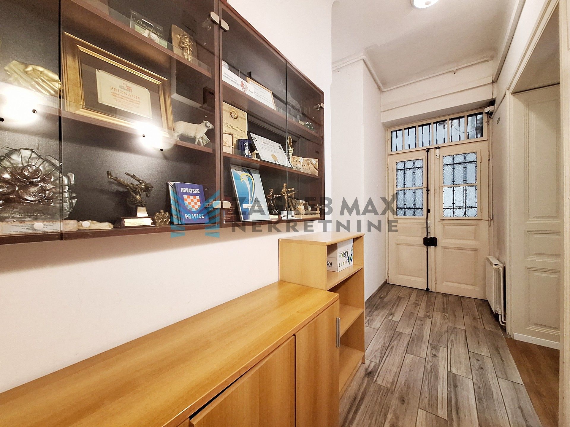 Zagreb - DONJI GRAD - Republike Austrije - 5-sobni, prostran, podrum