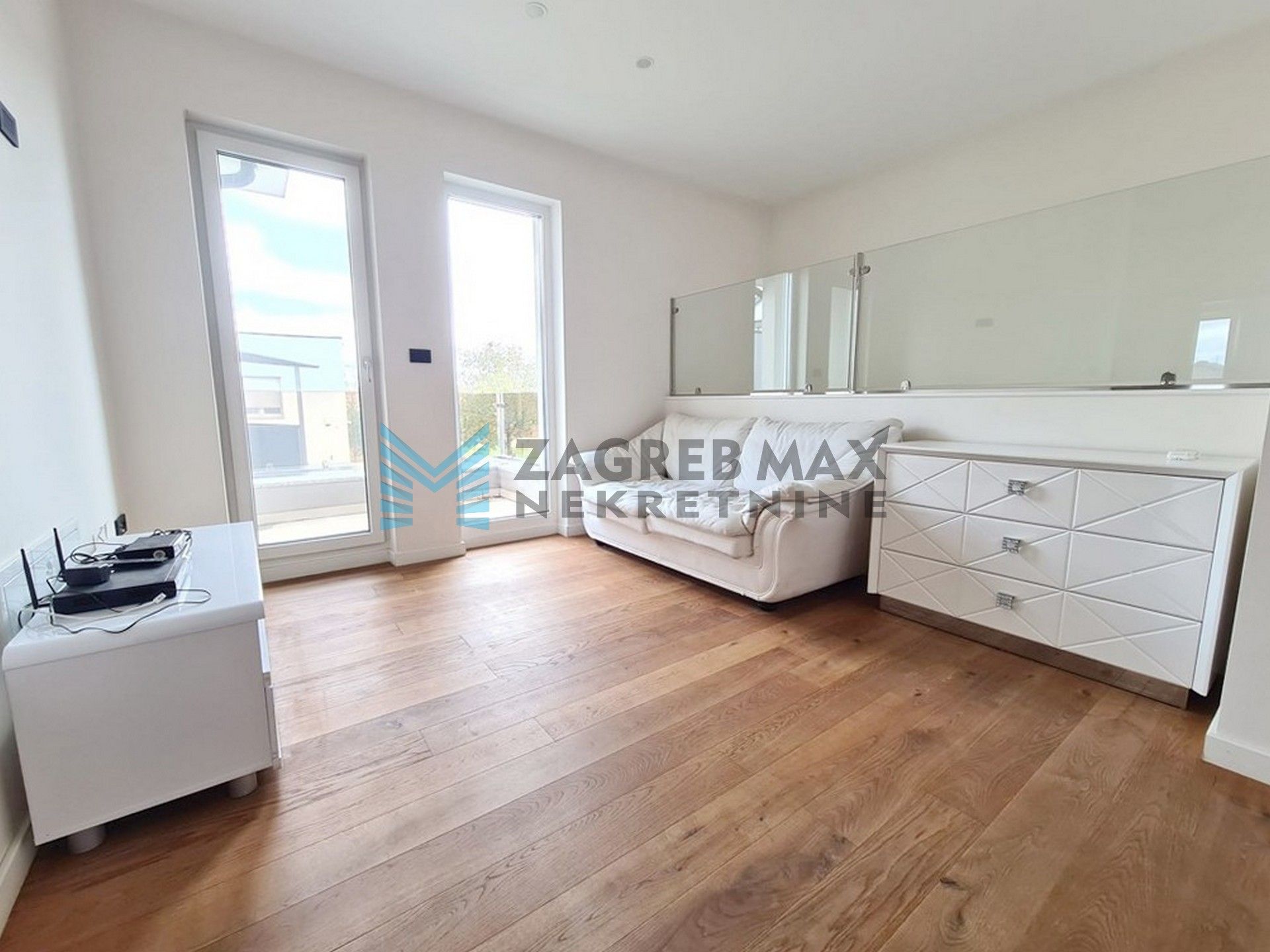 Zagreb - BLATO – J.Njavre – 6-sobna urbana vila s terasom, 2 VPM, blizu Arene