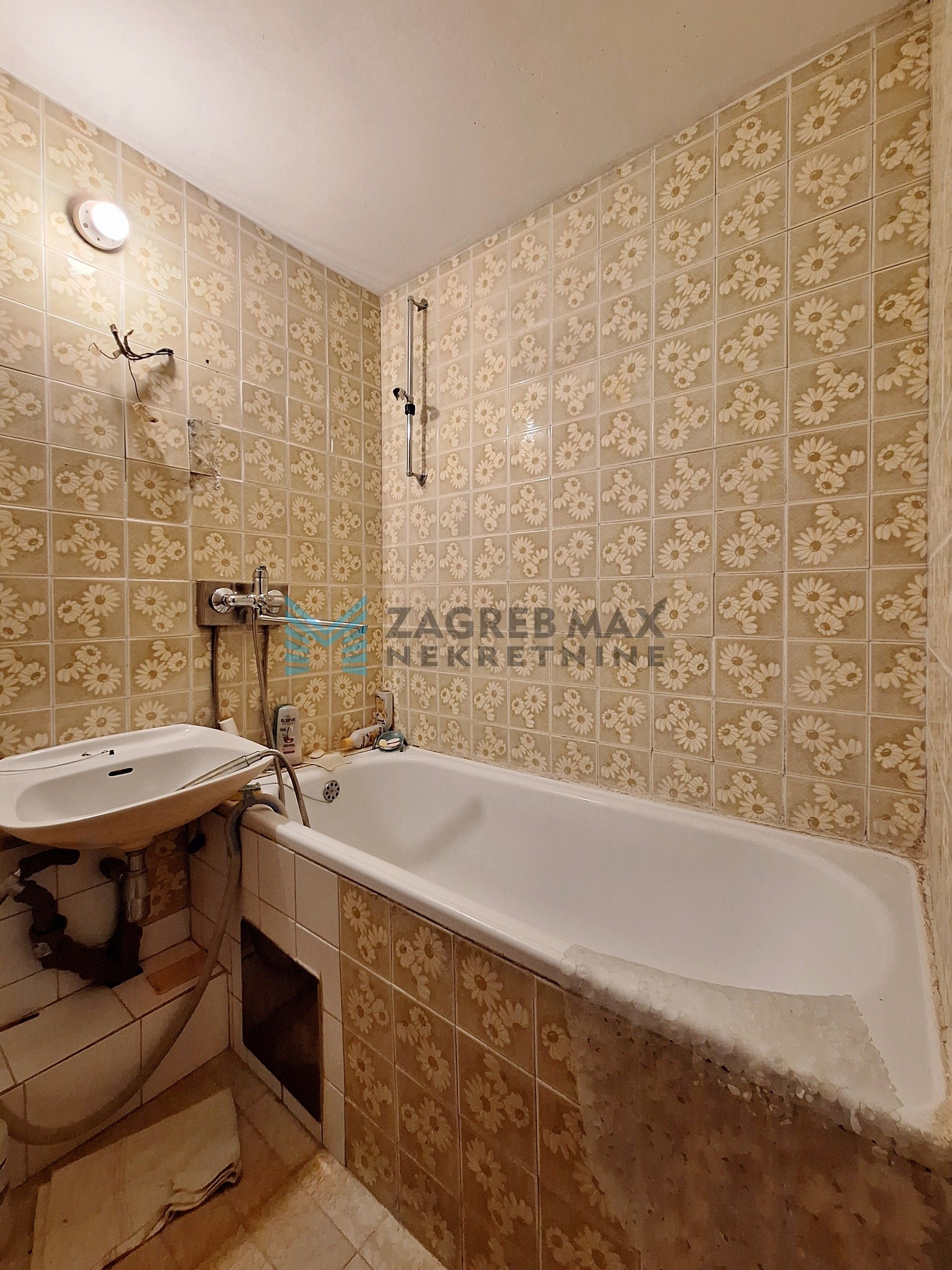 Zagreb - PREČKO – Jarnovićeva – 3-sobni, komforan, 2 lođe, lift, mirno, pogled