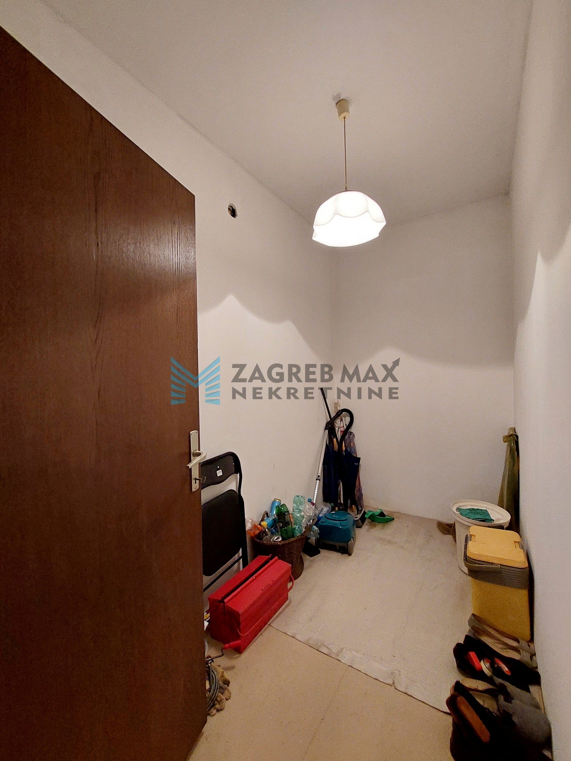 Zagreb - S.KRALJEVEC - I.Mažuranića - kuća sa 3 stana, dvorište, garaža