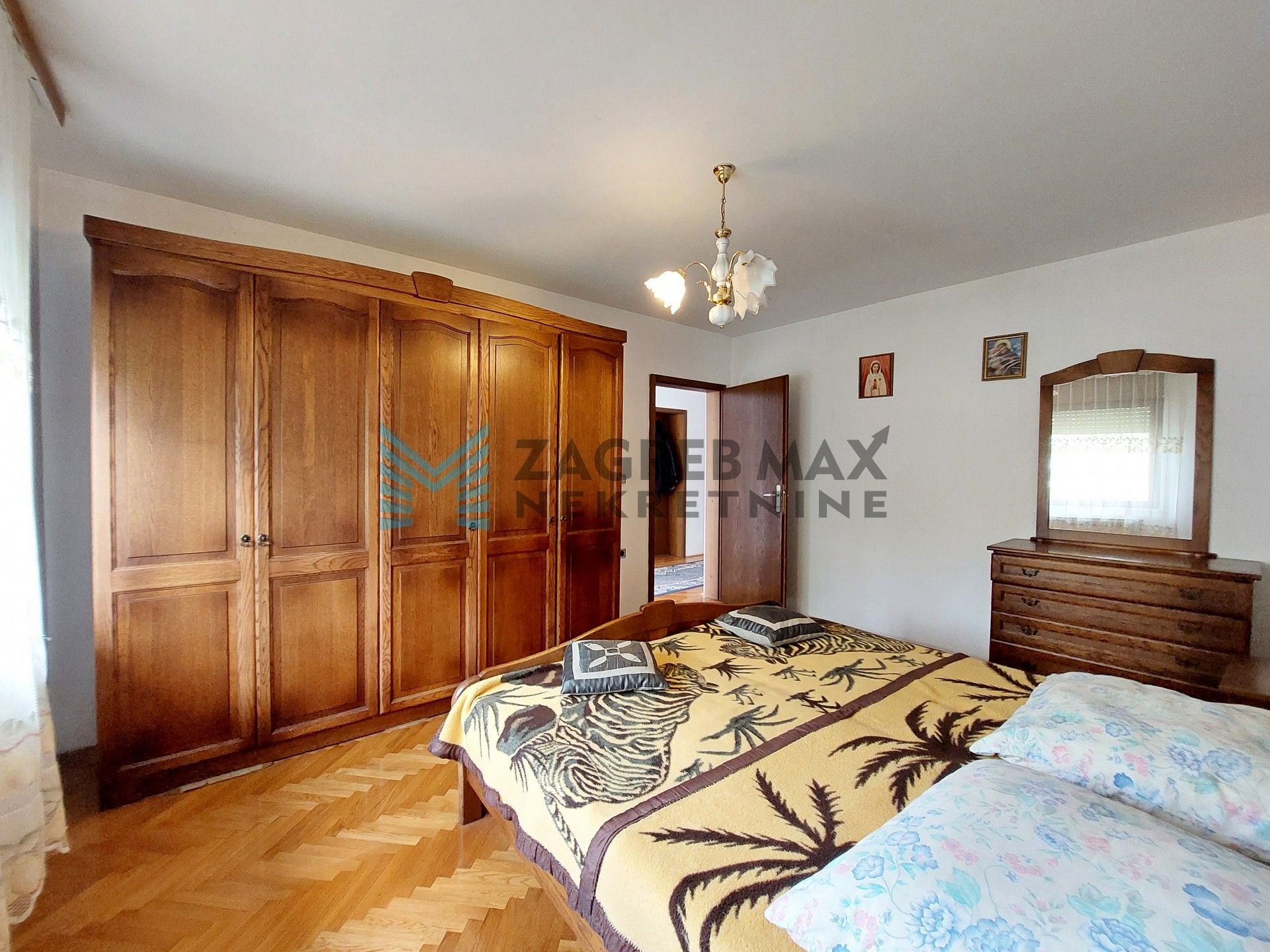 Zagreb - S.KRALJEVEC - I.Mažuranića - kuća sa 3 stana, dvorište, garaža