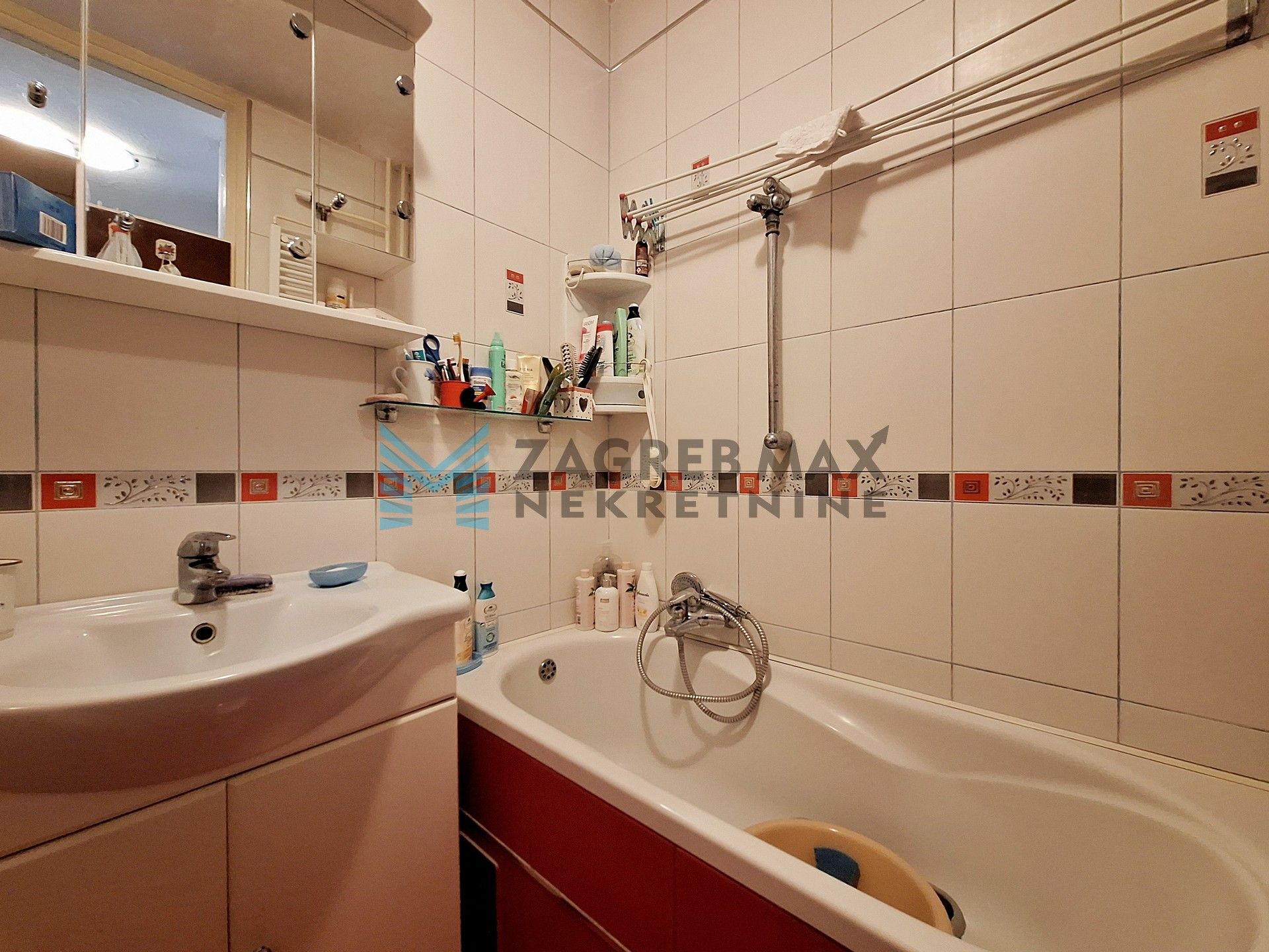 Zagreb - DUBRAVA - Hrvatskog proljeća - 2-sobni, lift, lođa, parking