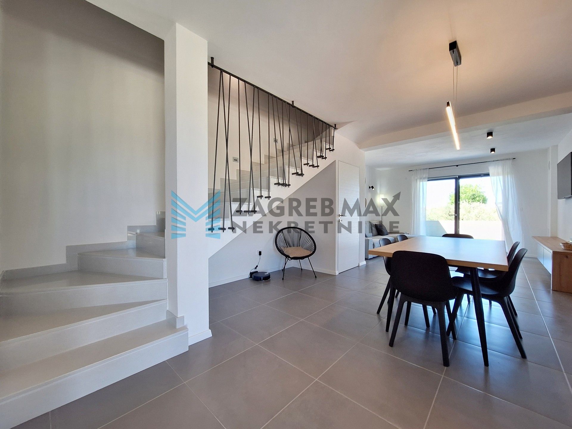 Zagreb - PETROVIJA – dvojna kuća, roh-bau, 252 m2 okućnice, 2 bazena, 4 VPM