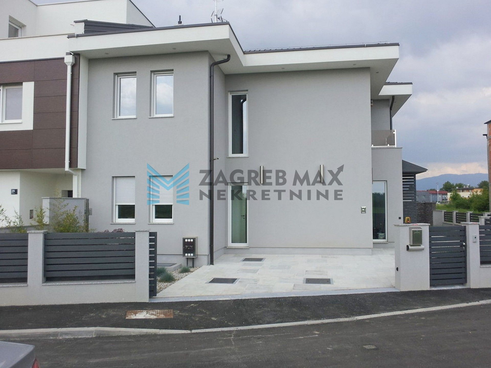 Zagreb - BLATO – J.Njavre – 6-sobna urbana vila s terasom, 2 VPM, blizu Arene