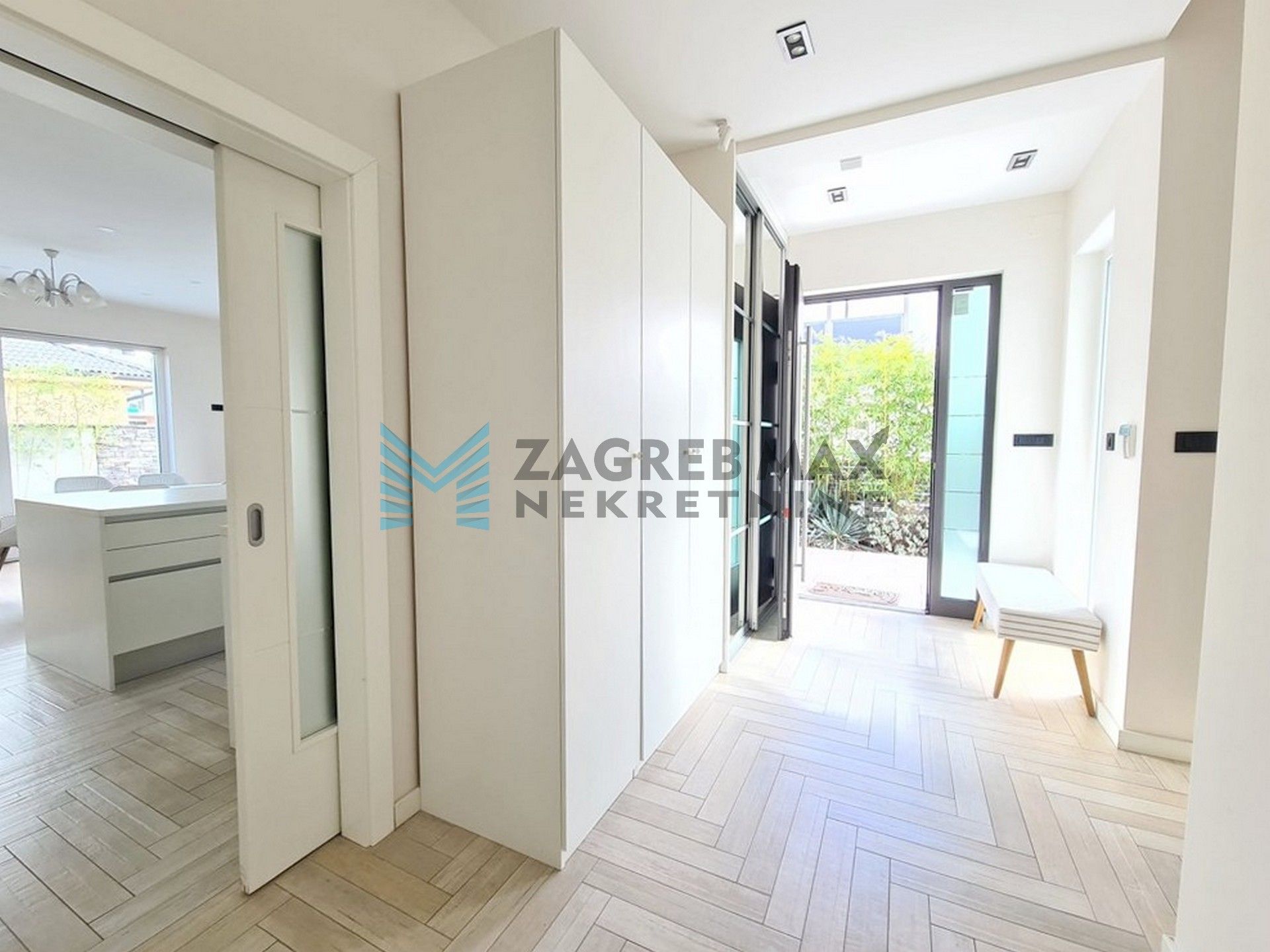 Zagreb - BLATO – J.Njavre – 6-sobna urbana vila s terasom, 2 VPM, blizu Arene