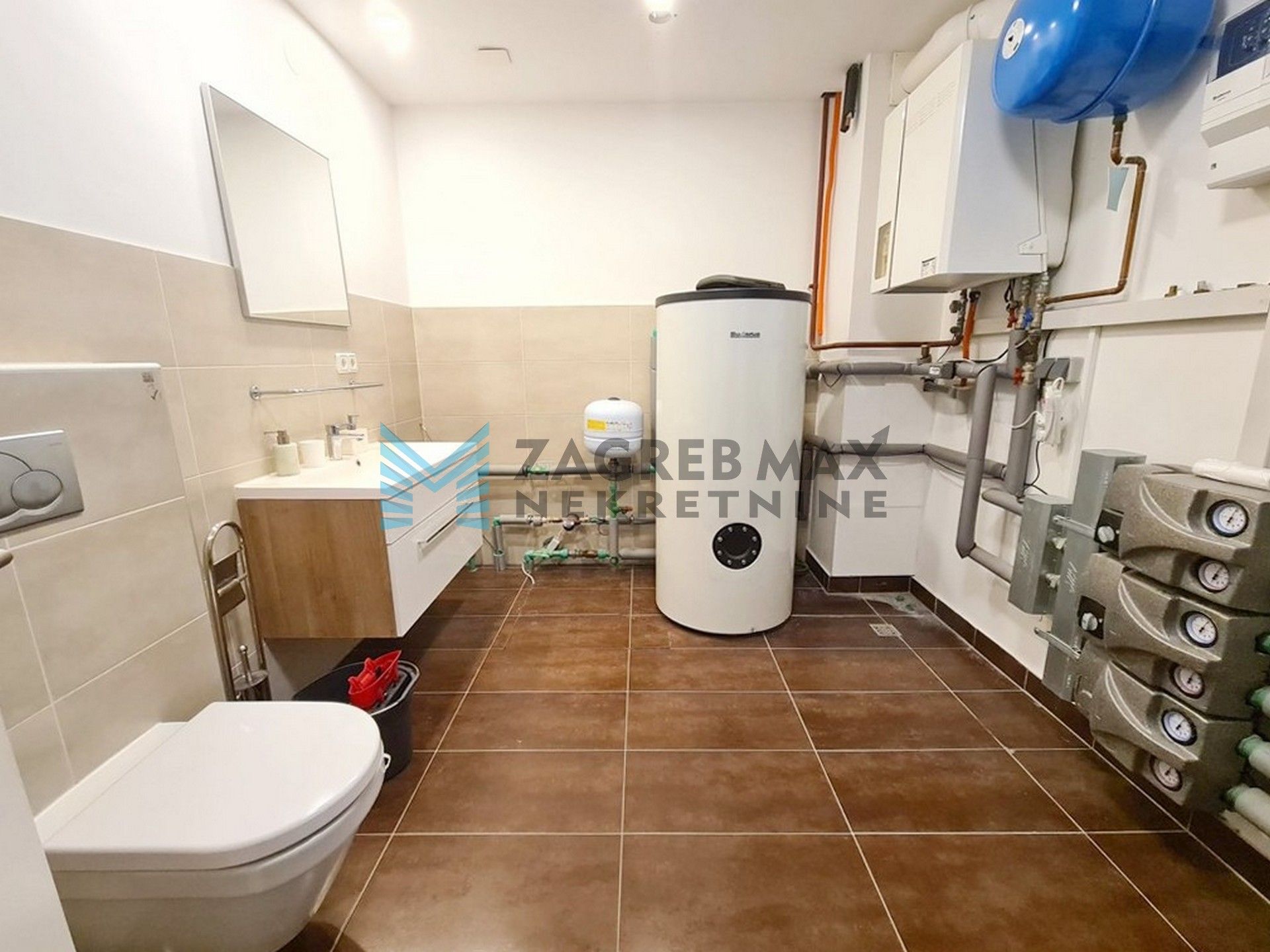 Zagreb - BLATO – J.Njavre – 6-sobna urbana vila s terasom, 2 VPM, blizu Arene