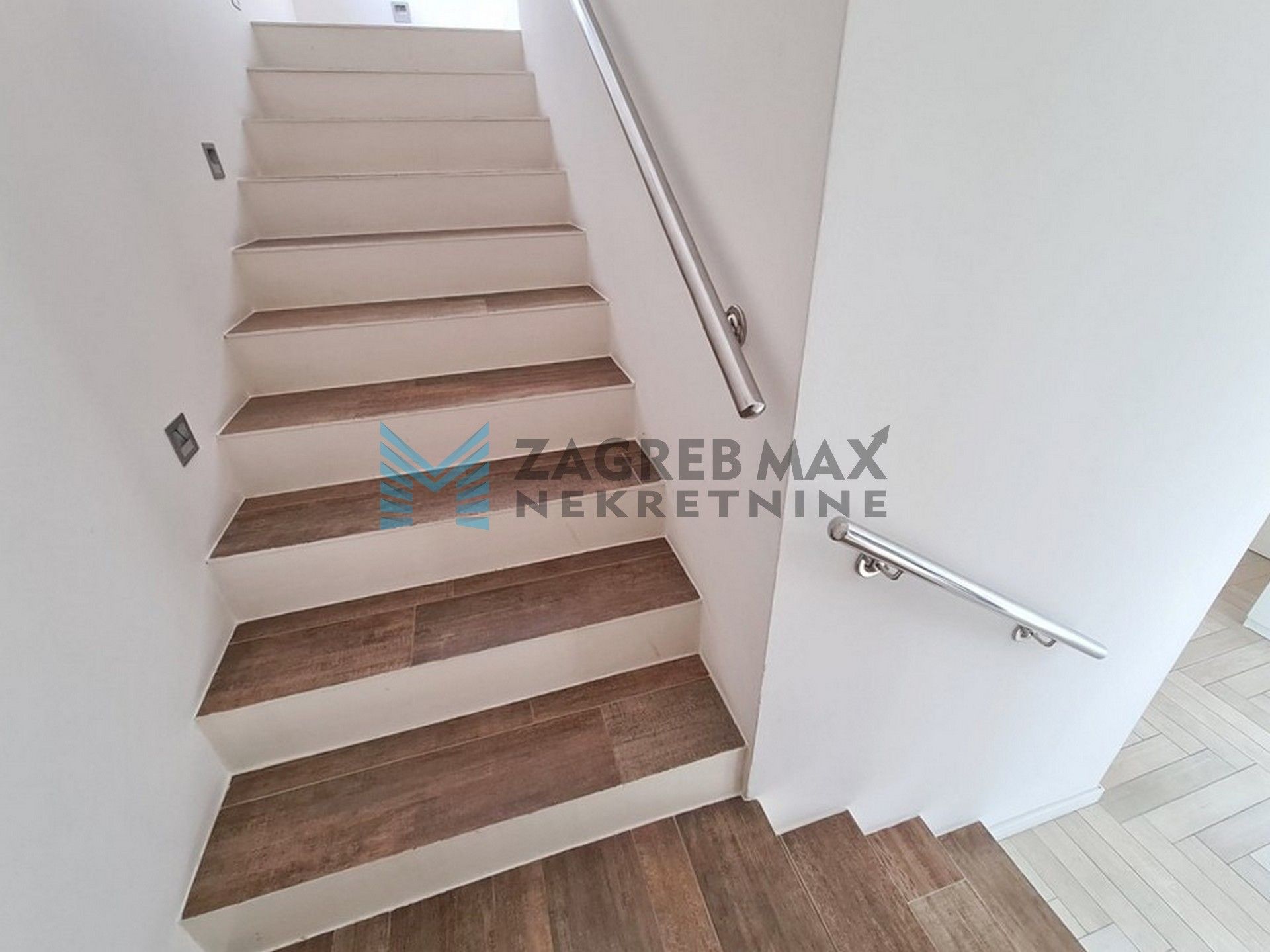 Zagreb - BLATO – J.Njavre – 6-sobna urbana vila s terasom, 2 VPM, blizu Arene