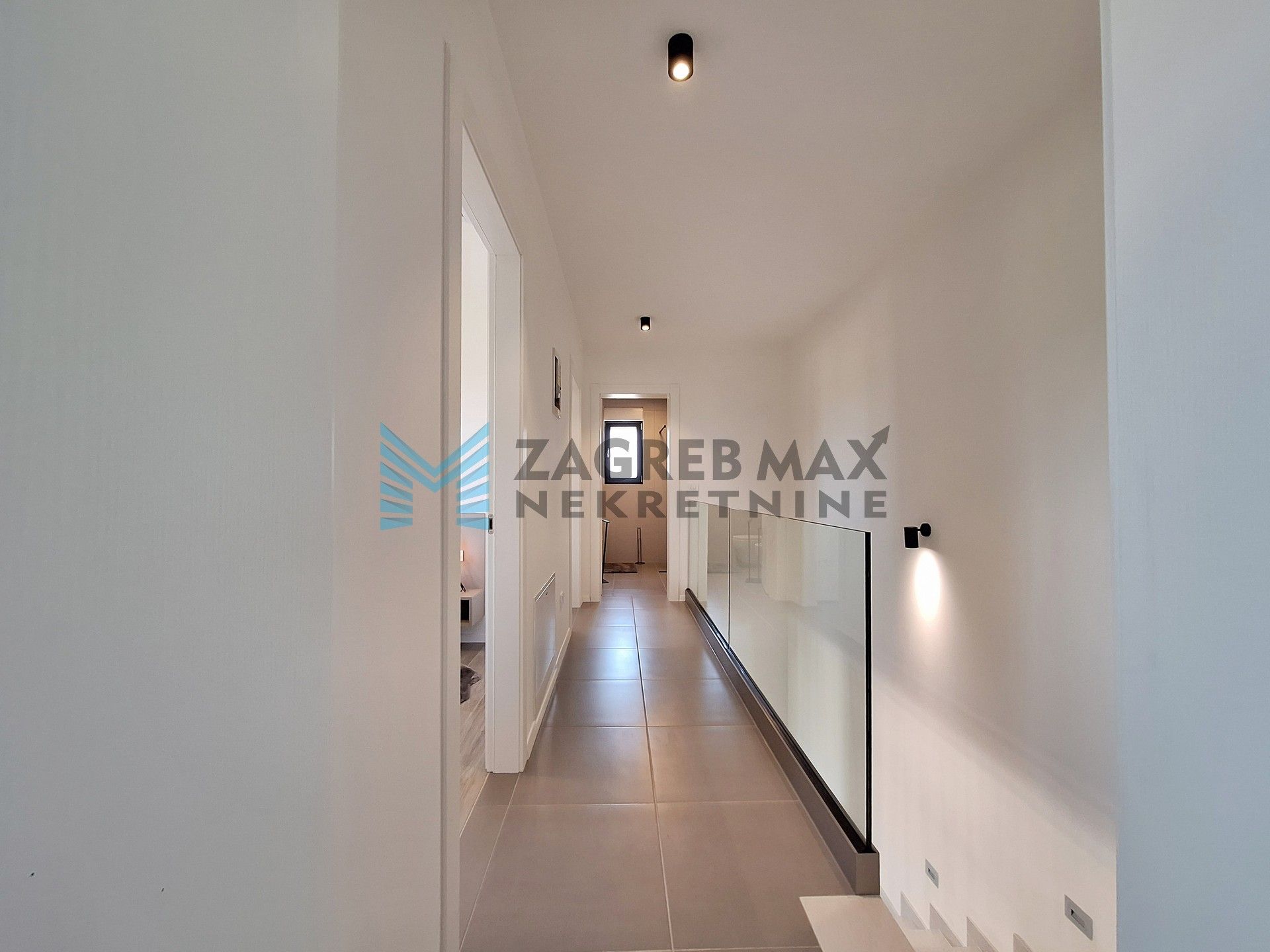 Zagreb - PETROVIJA – dvojna kuća, roh-bau, 252 m2 okućnice, 2 bazena, 4 VPM