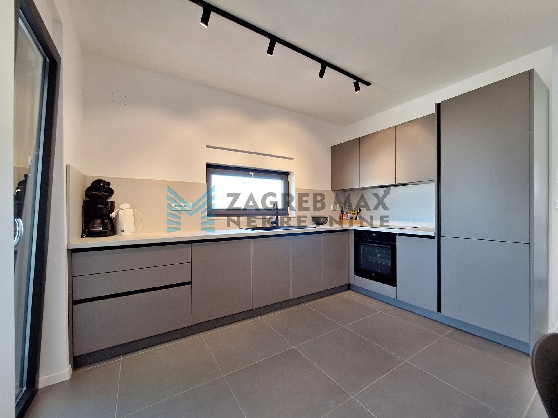 Zagreb - PETROVIJA – dvojna kuća, roh-bau, 252 m2 okućnice, 2 bazena, 4 VPM