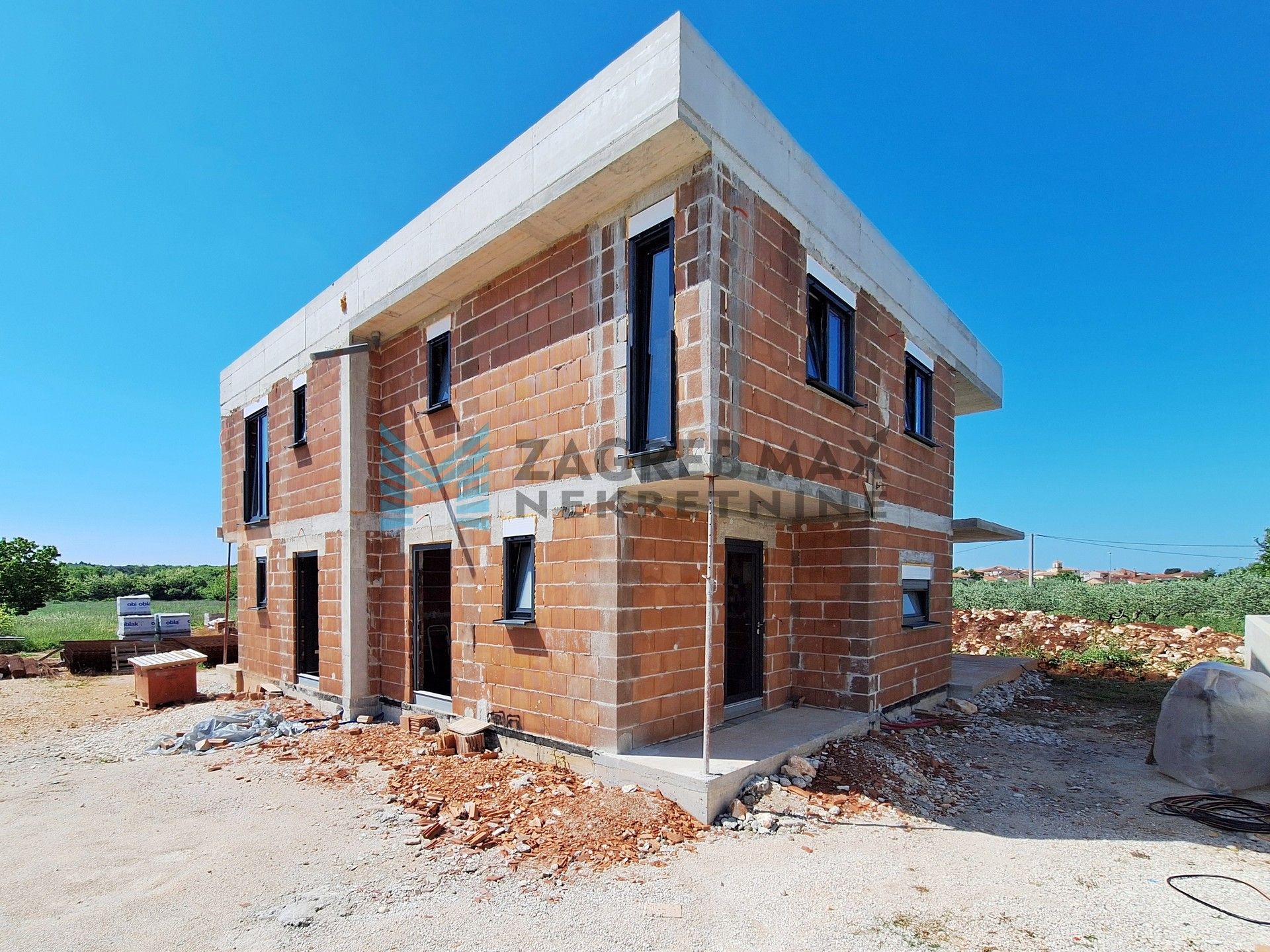 Zagreb - PETROVIJA – dvojna kuća, roh-bau, 252 m2 okućnice, 2 bazena, 4 VPM