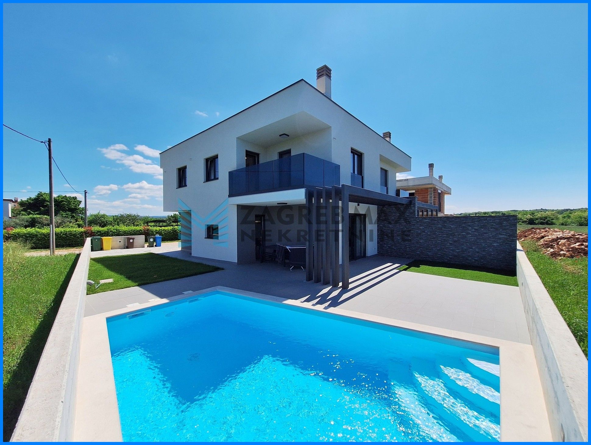 Zagreb - PETROVIJA – dvojna kuća, roh-bau, 252 m2 okućnice, 2 bazena, 4 VPM