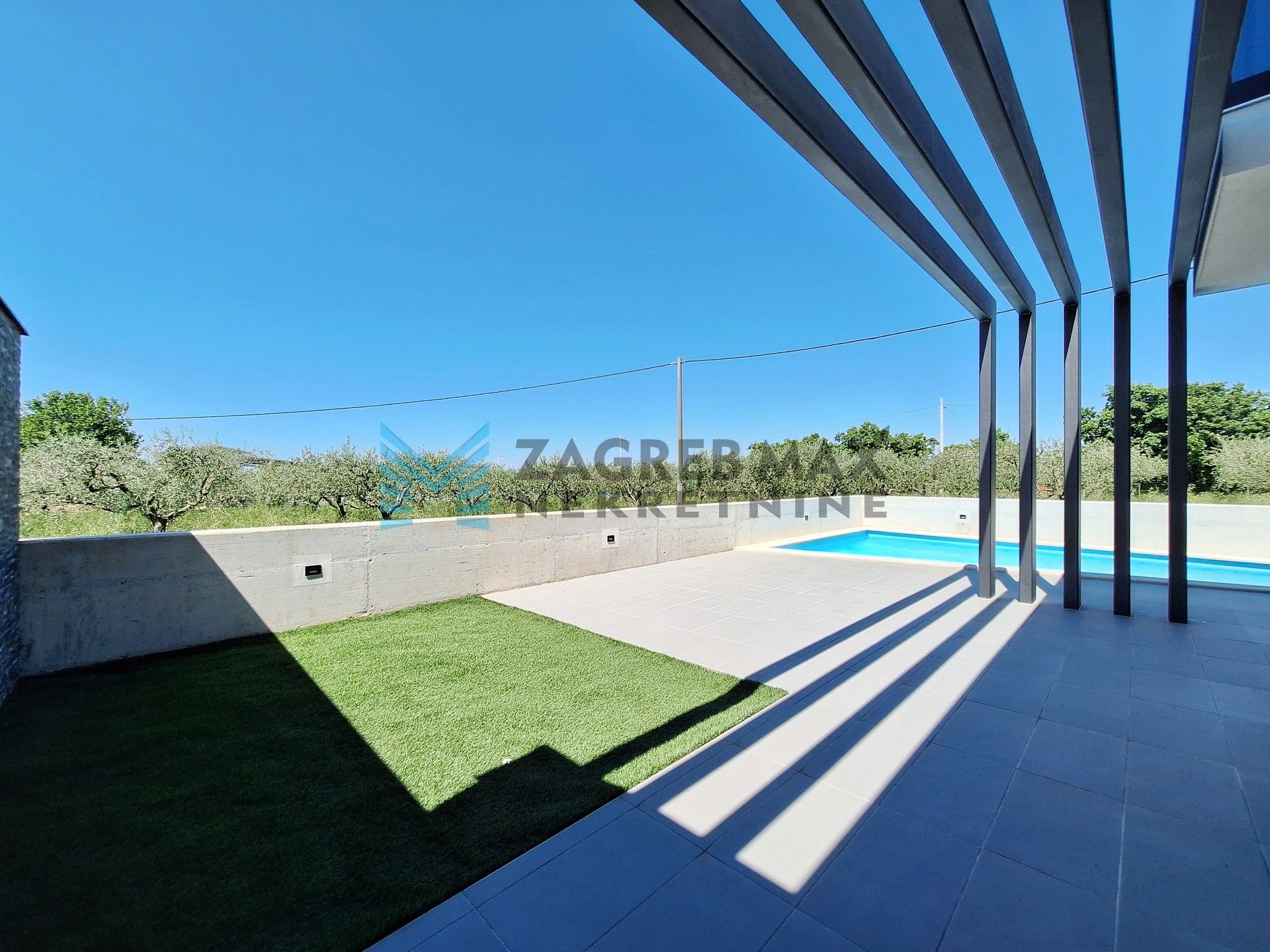 Zagreb - PETROVIJA – dvojna kuća, roh-bau, 252 m2 okućnice, 2 bazena, 4 VPM