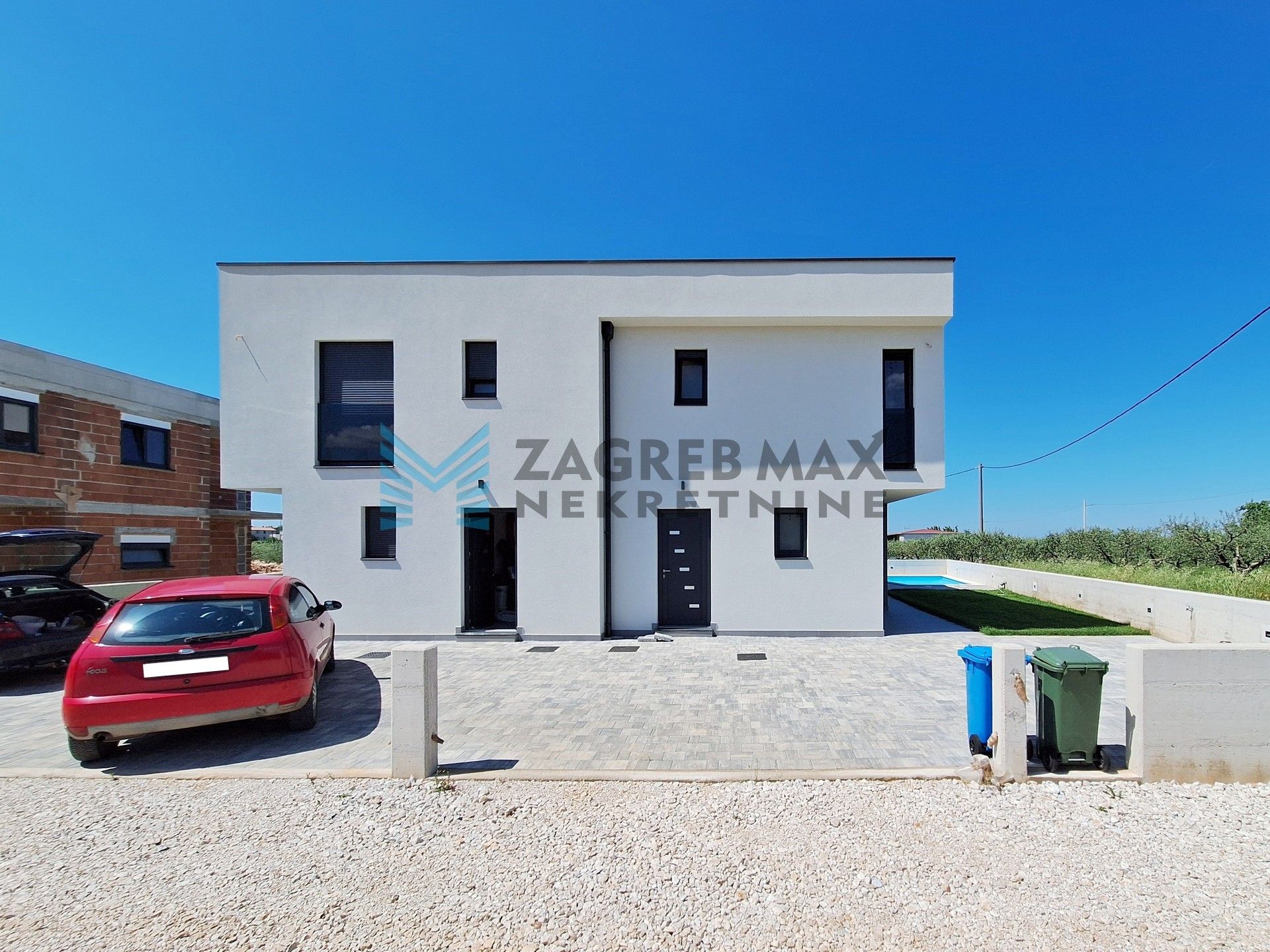 Zagreb - PETROVIJA – dvojna kuća, roh-bau, 252 m2 okućnice, 2 bazena, 4 VPM