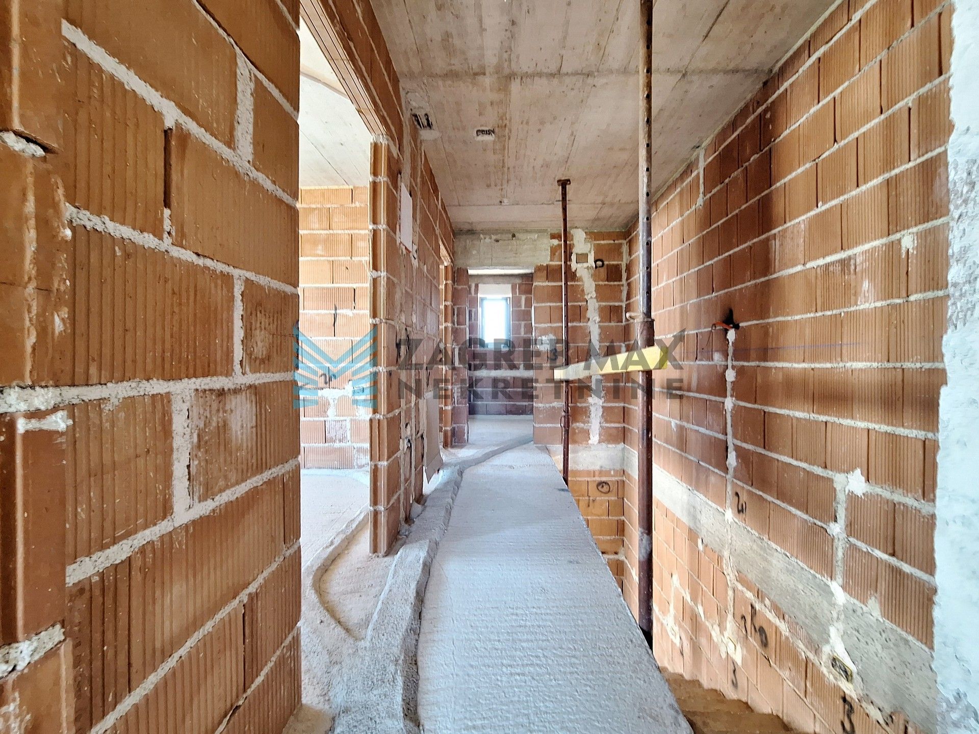 Zagreb - PETROVIJA – dvojna kuća, roh-bau, 252 m2 okućnice, 2 bazena, 4 VPM