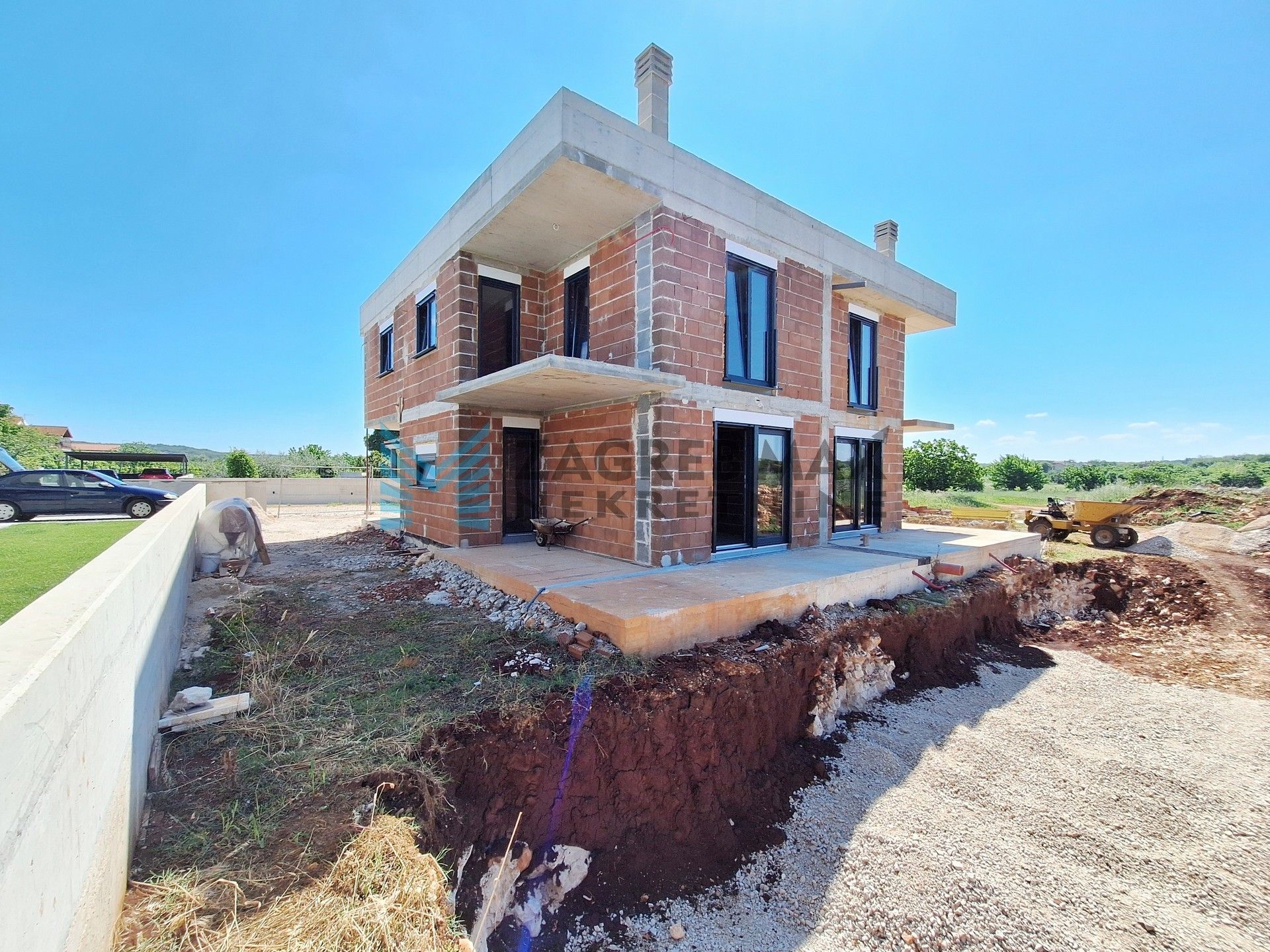 Zagreb - PETROVIJA – dvojna kuća, roh-bau, 252 m2 okućnice, 2 bazena, 4 VPM