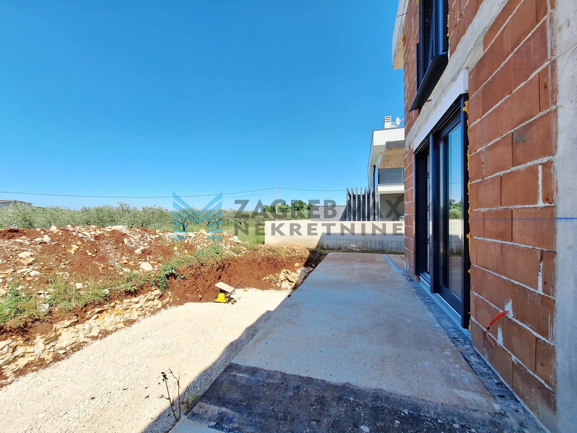 Zagreb - PETROVIJA – 4-sobni, roh-bau, 2 terase, bazen, 2 VPM, spremište