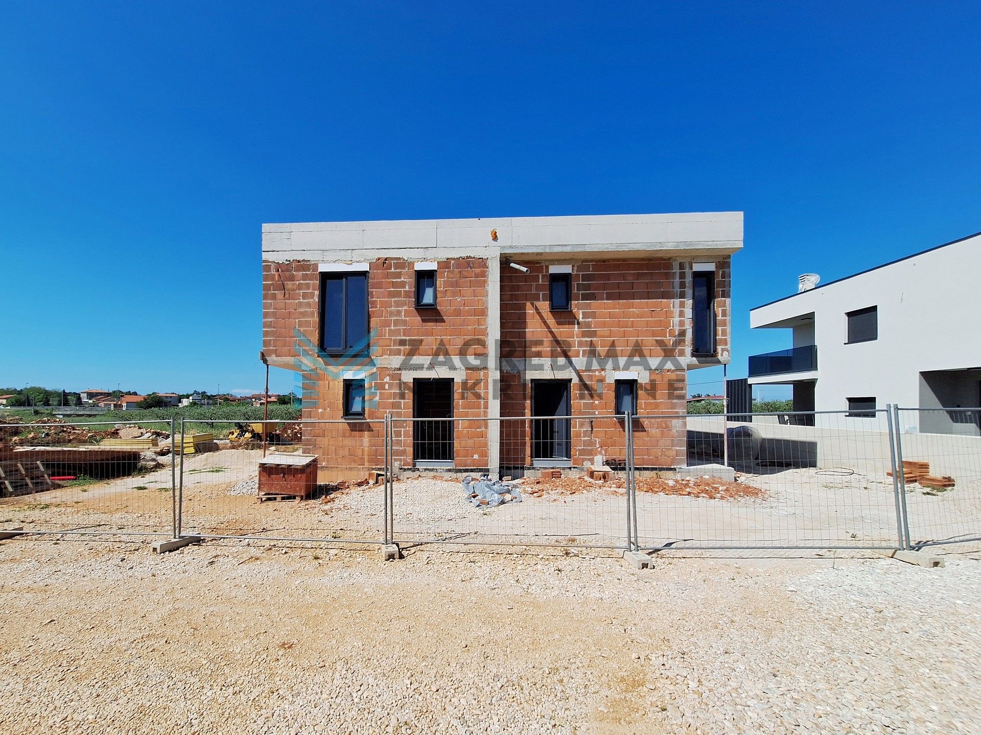 Zagreb - PETROVIJA – dvojna kuća, roh-bau, 252 m2 okućnice, 2 bazena, 4 VPM