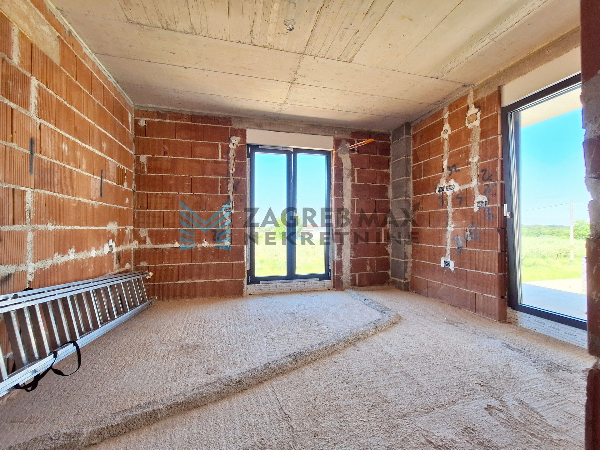 Zagreb - PETROVIJA – dvojna kuća, roh-bau, 252 m2 okućnice, 2 bazena, 4 VPM