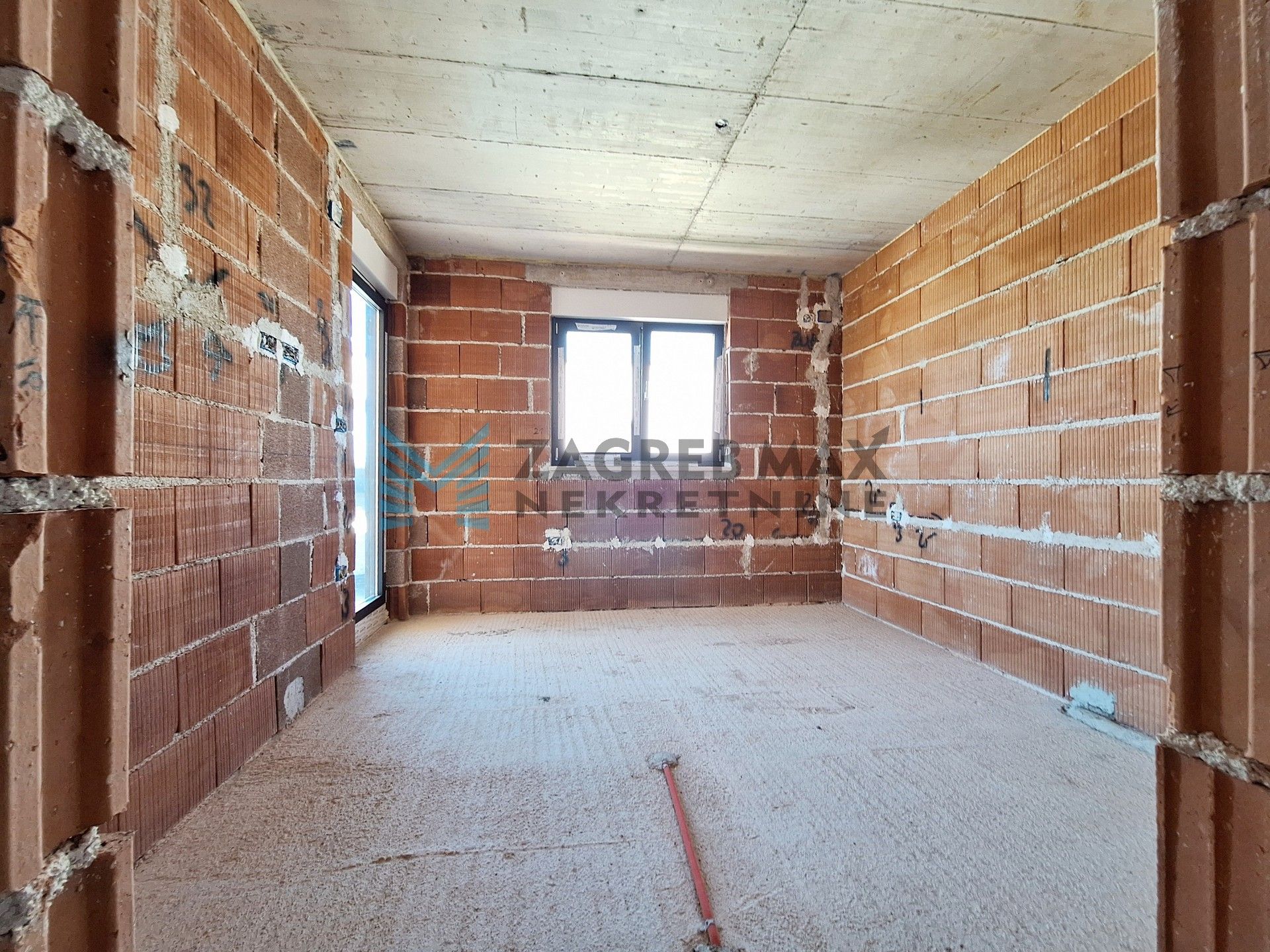 Zagreb - PETROVIJA – dvojna kuća, roh-bau, 252 m2 okućnice, 2 bazena, 4 VPM