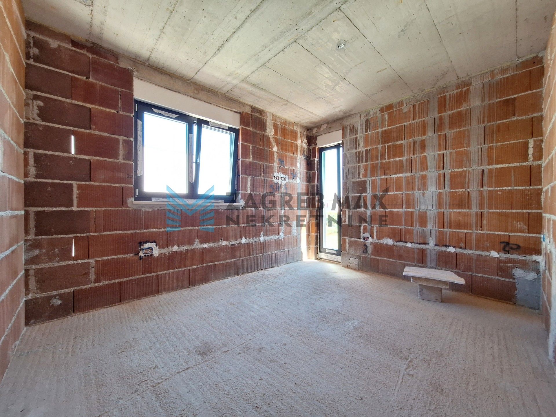 Zagreb - PETROVIJA – dvojna kuća, roh-bau, 252 m2 okućnice, 2 bazena, 4 VPM