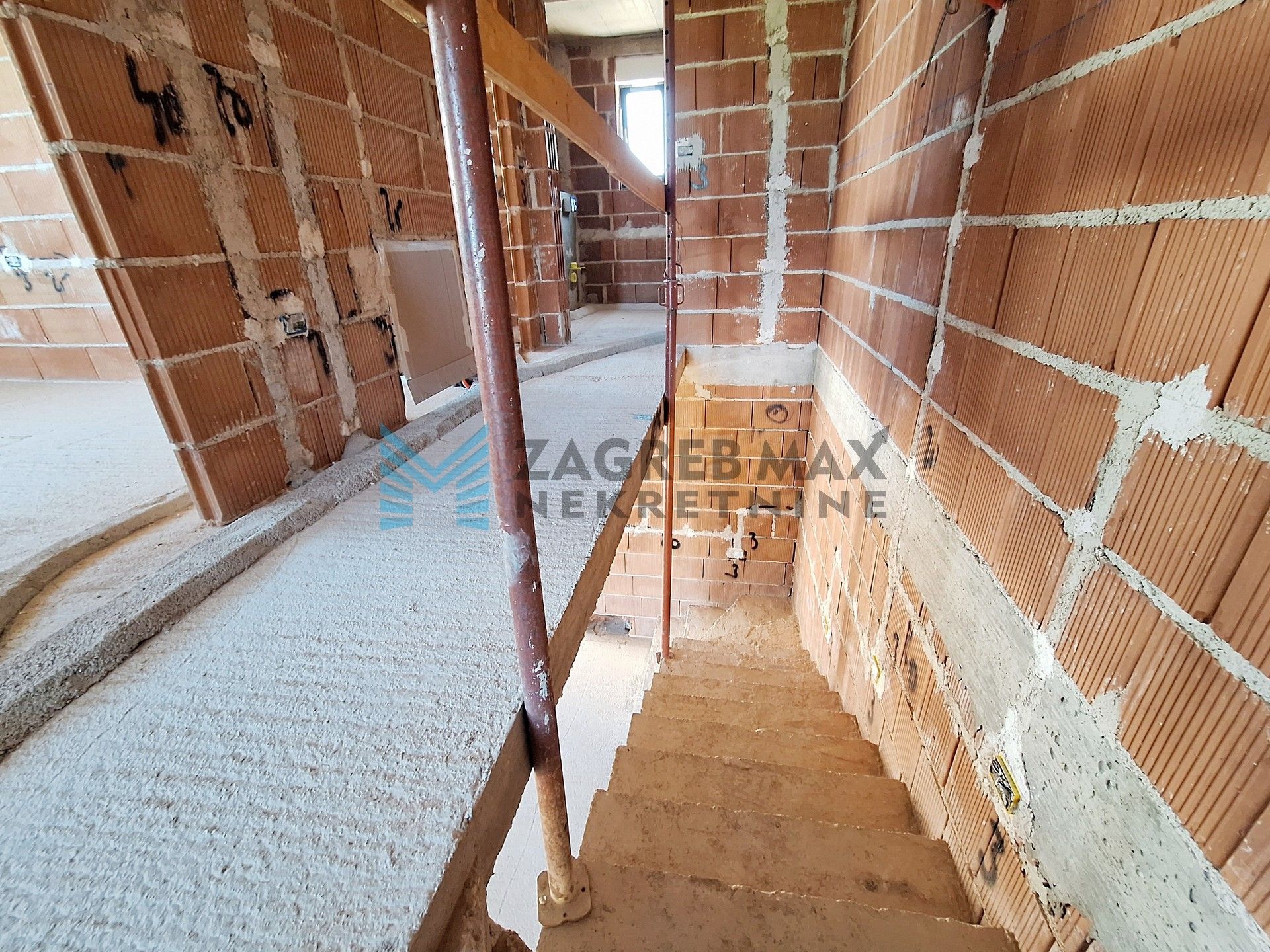 Zagreb - PETROVIJA – dvojna kuća, roh-bau, 252 m2 okućnice, 2 bazena, 4 VPM