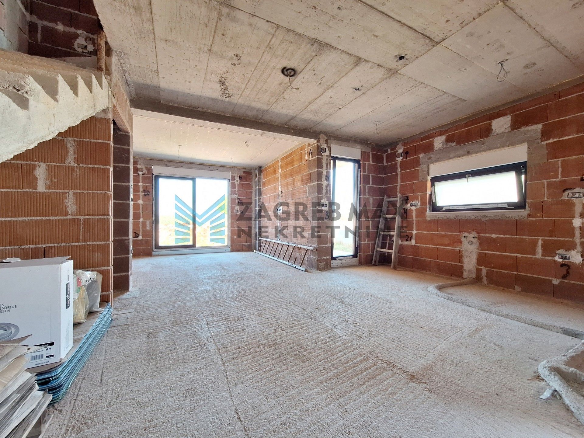 Zagreb - PETROVIJA – dvojna kuća, roh-bau, 252 m2 okućnice, 2 bazena, 4 VPM