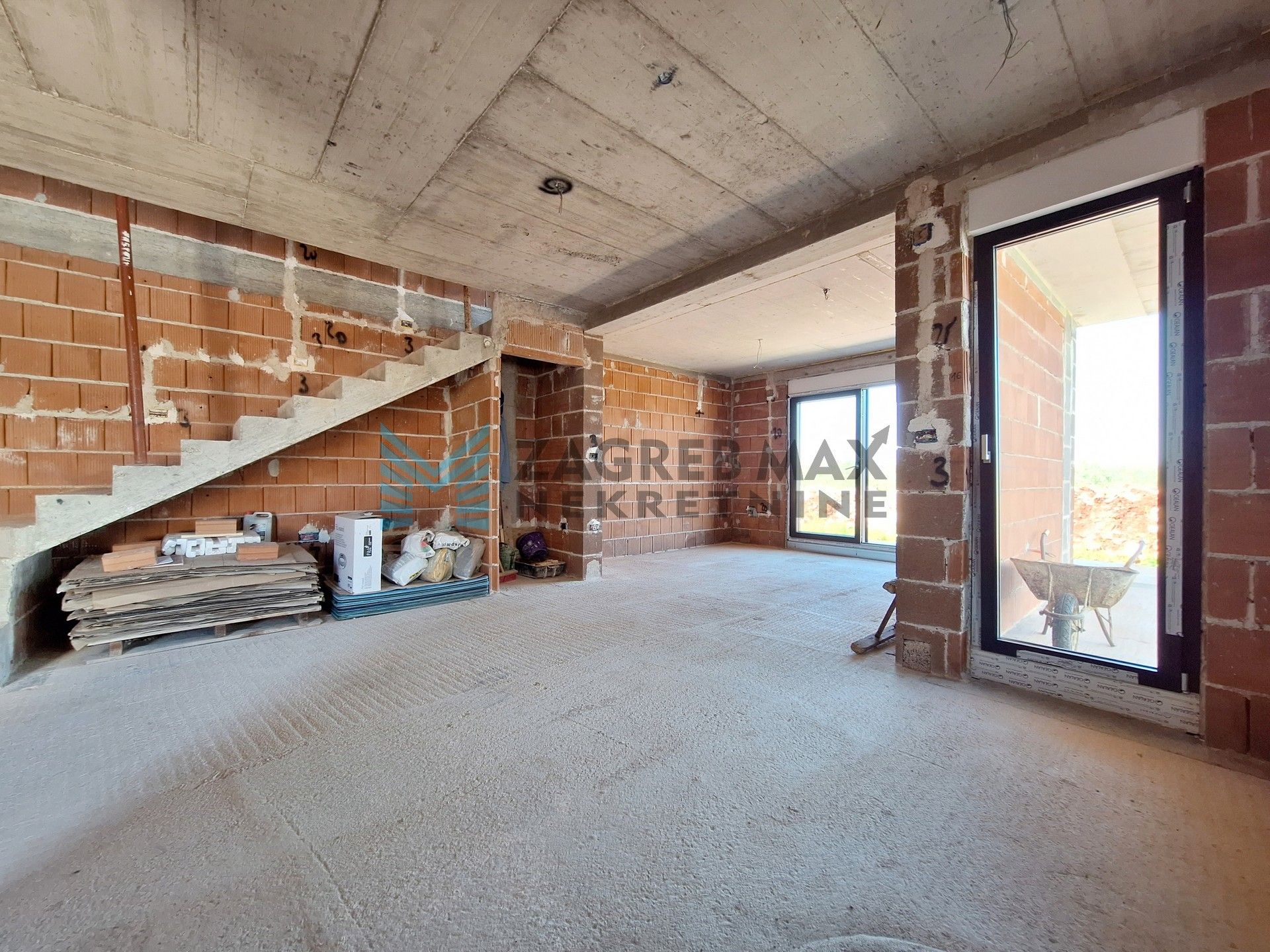 Zagreb - PETROVIJA – dvojna kuća, roh-bau, 252 m2 okućnice, 2 bazena, 4 VPM