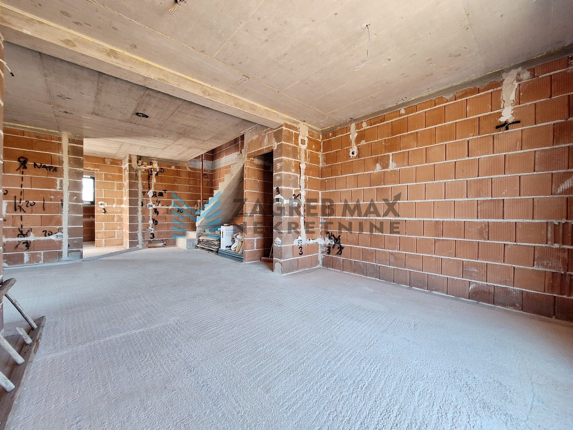 Zagreb - PETROVIJA – 4-sobni, roh-bau, 2 terase, bazen, 2 VPM, spremište