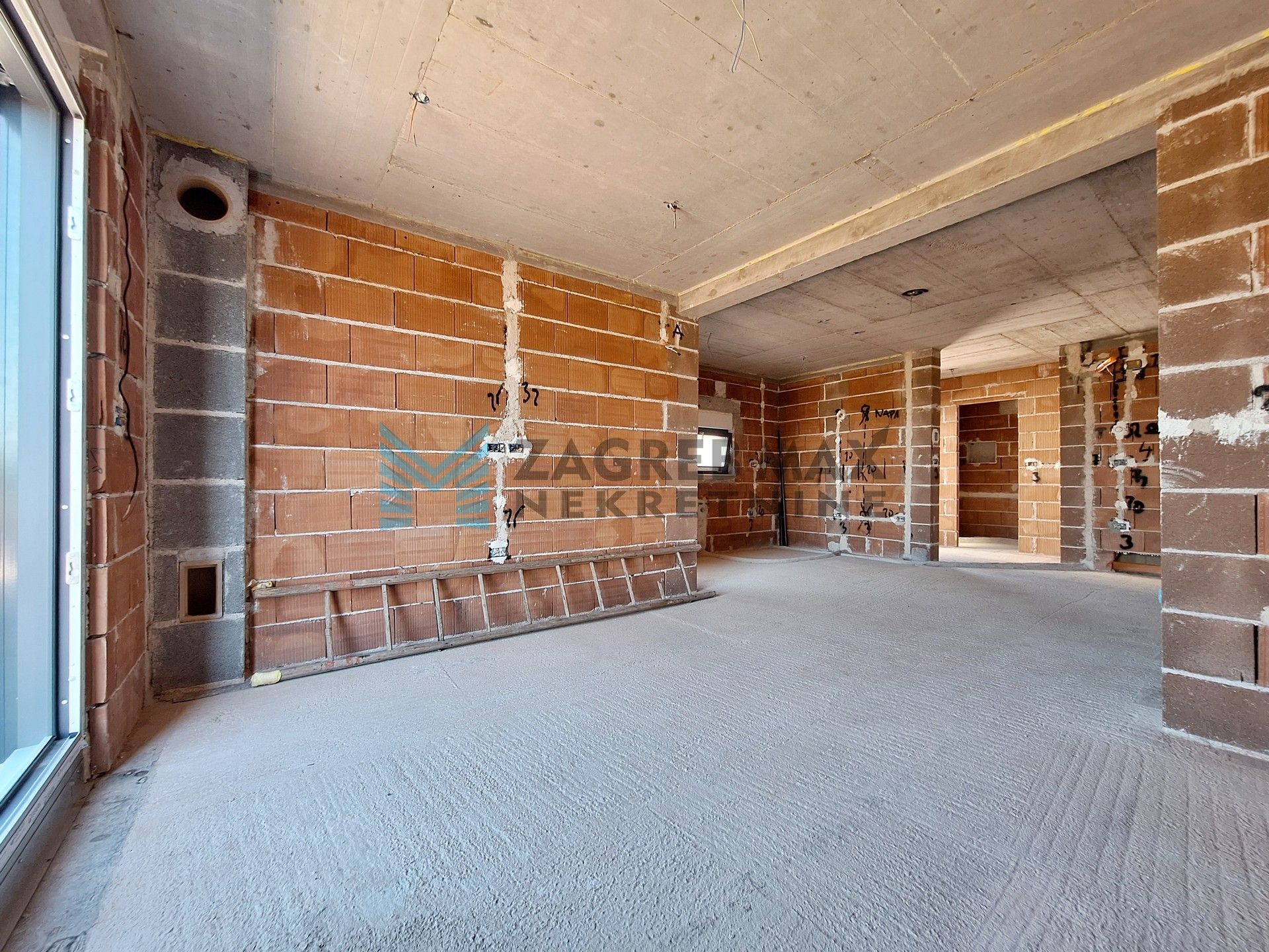 Zagreb - PETROVIJA – dvojna kuća, roh-bau, 252 m2 okućnice, 2 bazena, 4 VPM