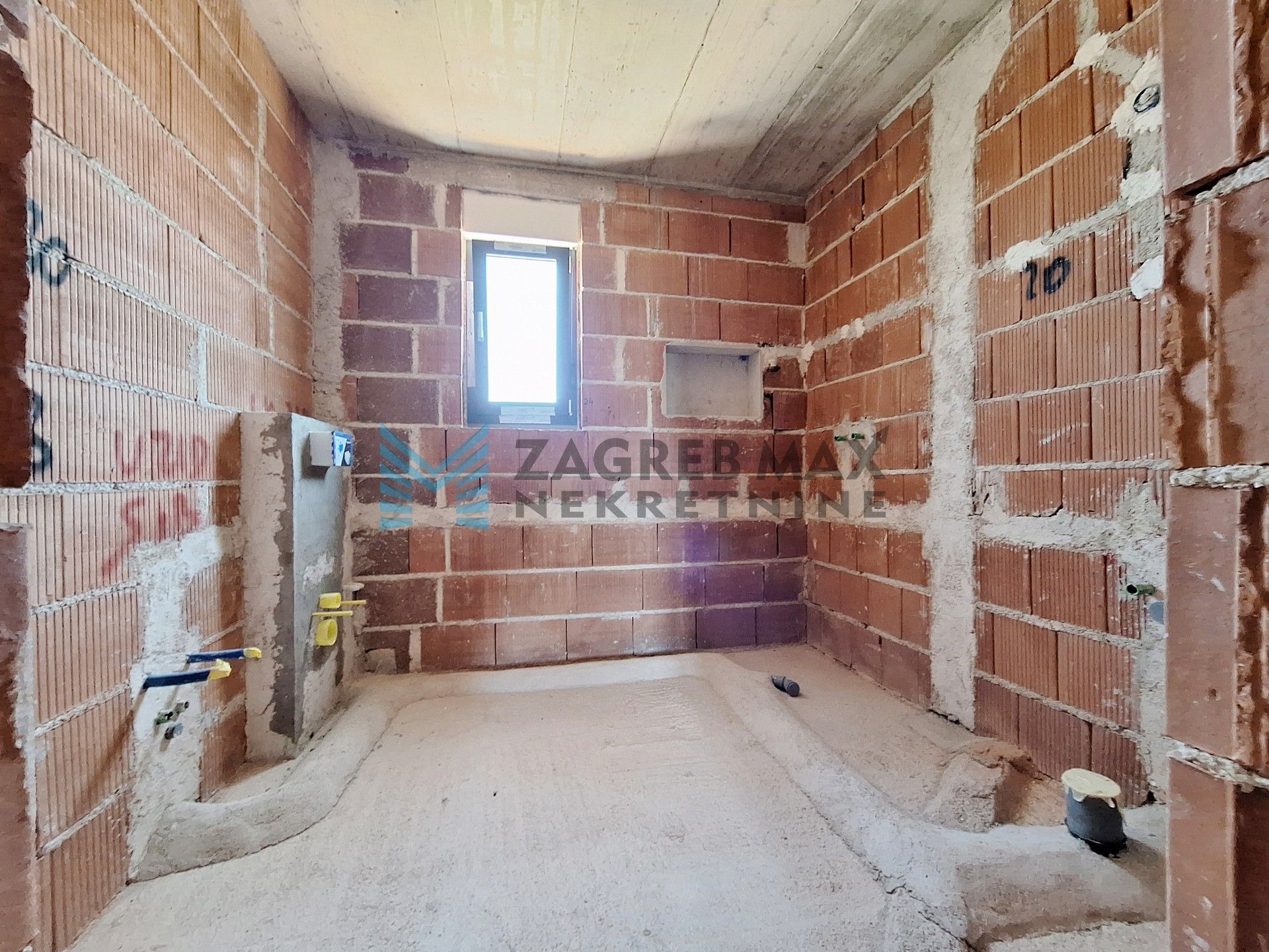 Zagreb - PETROVIJA – dvojna kuća, roh-bau, 252 m2 okućnice, 2 bazena, 4 VPM