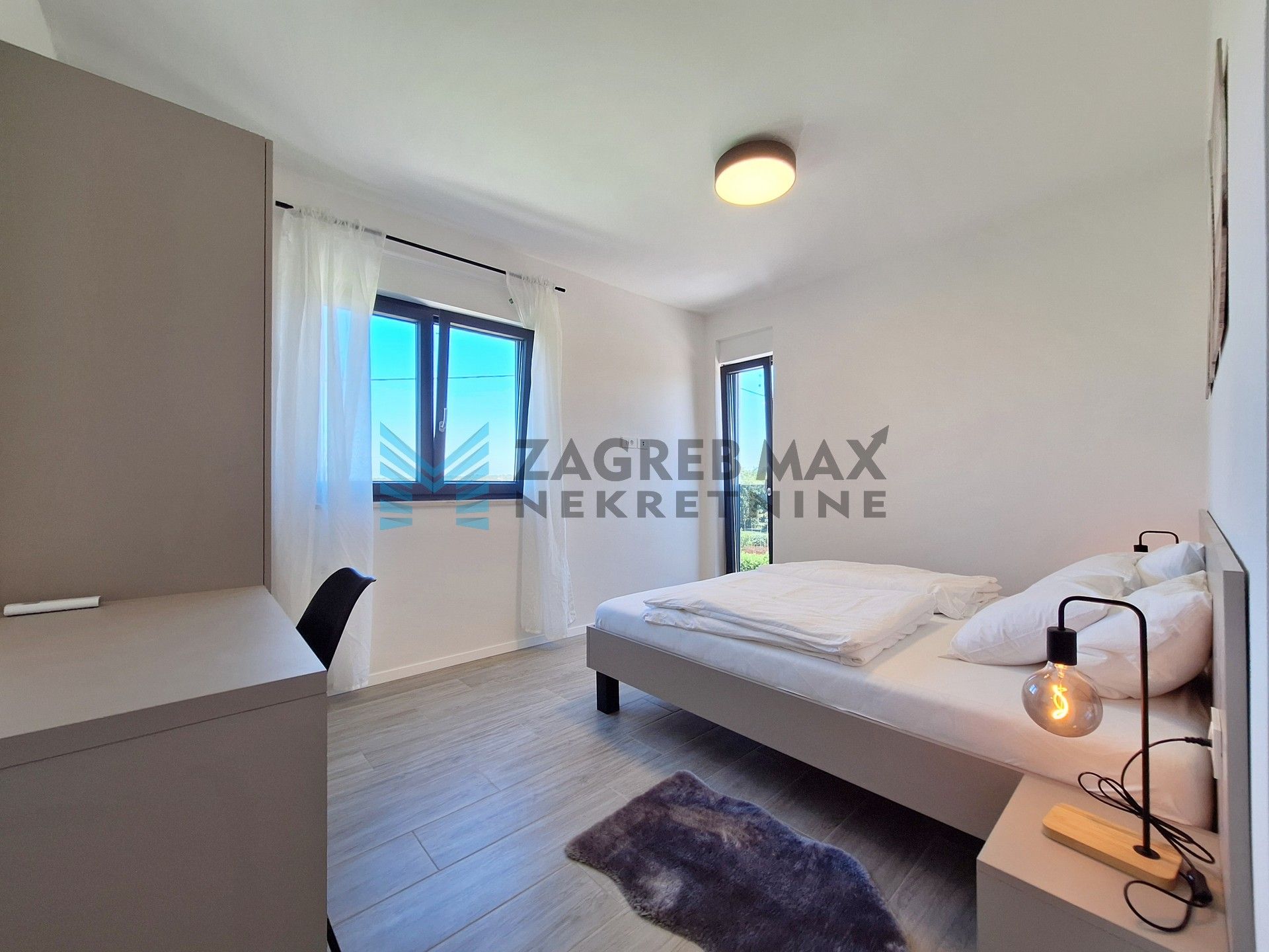 Zagreb - PETROVIJA – dvojna kuća, roh-bau, 252 m2 okućnice, 2 bazena, 4 VPM