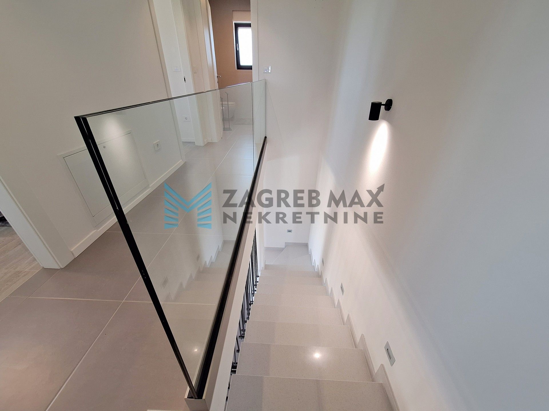 Zagreb - PETROVIJA – dvojna kuća, roh-bau, 252 m2 okućnice, 2 bazena, 4 VPM