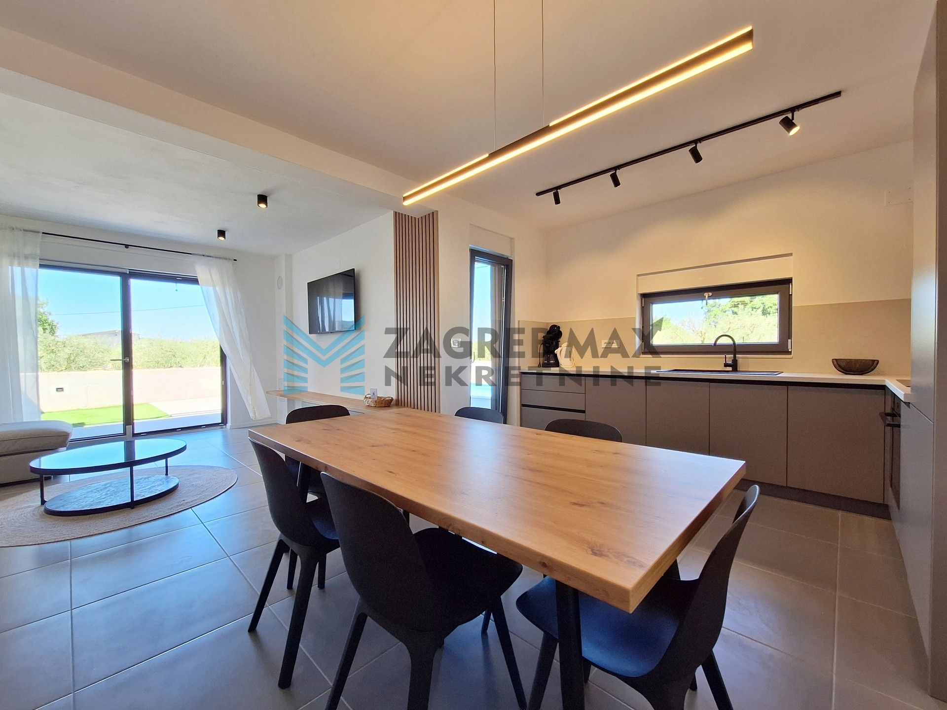 Zagreb - PETROVIJA – dvojna kuća, roh-bau, 252 m2 okućnice, 2 bazena, 4 VPM