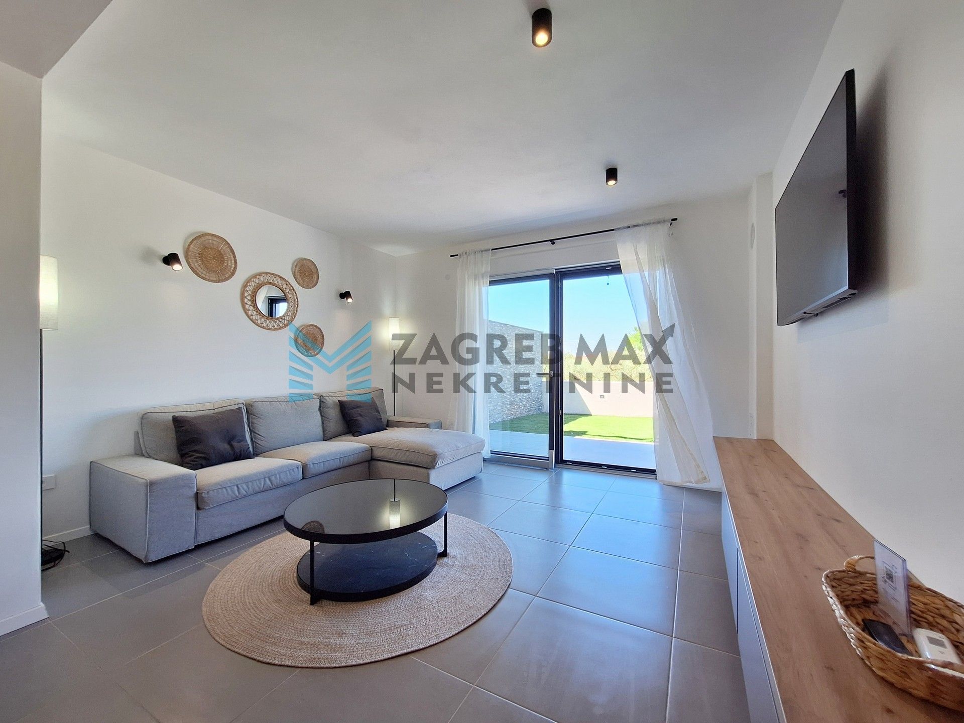 Zagreb - PETROVIJA – dvojna kuća, roh-bau, 252 m2 okućnice, 2 bazena, 4 VPM