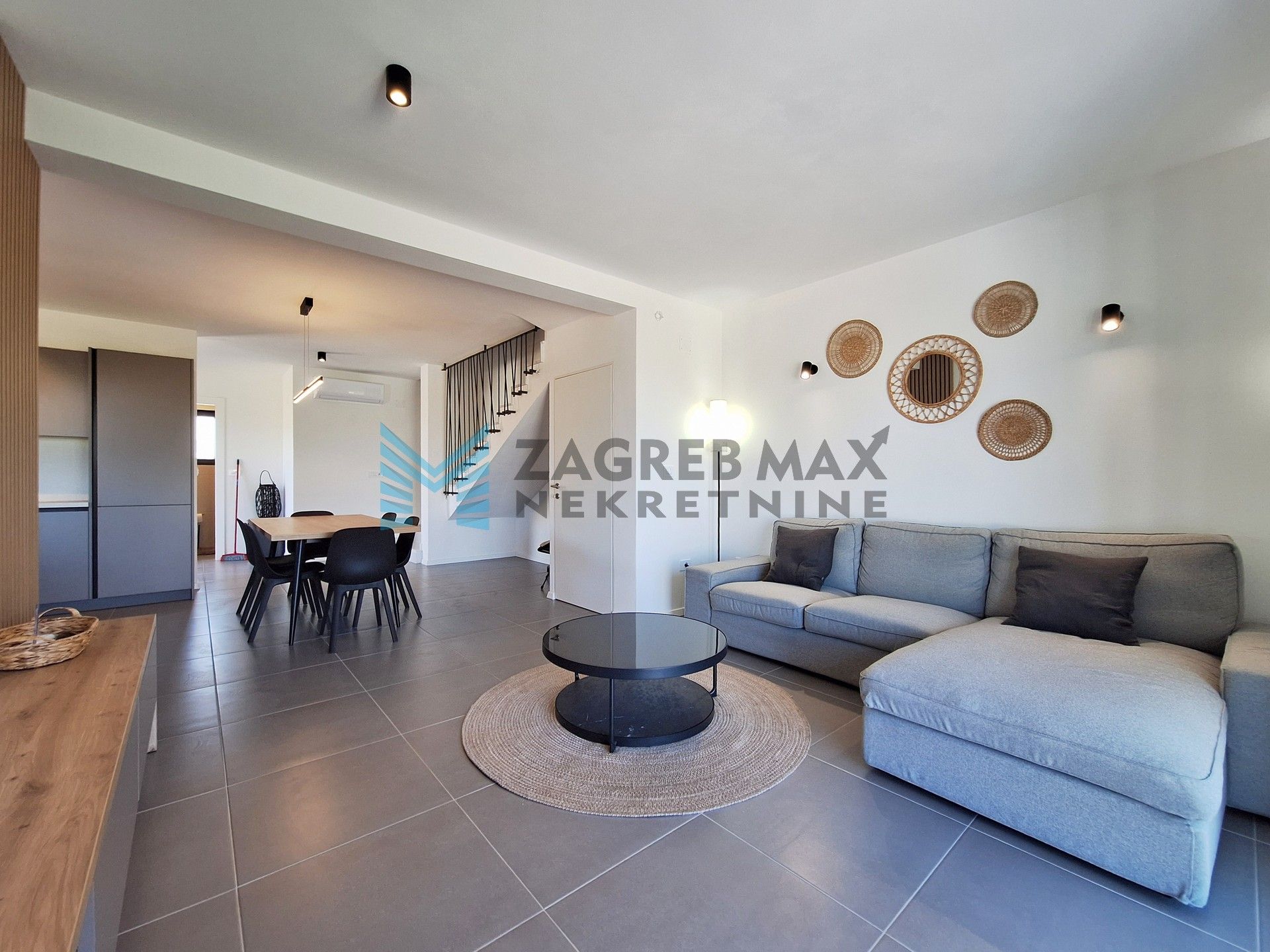 Zagreb - PETROVIJA – 4-sobni, roh-bau, 2 terase, bazen, 2 VPM, spremište