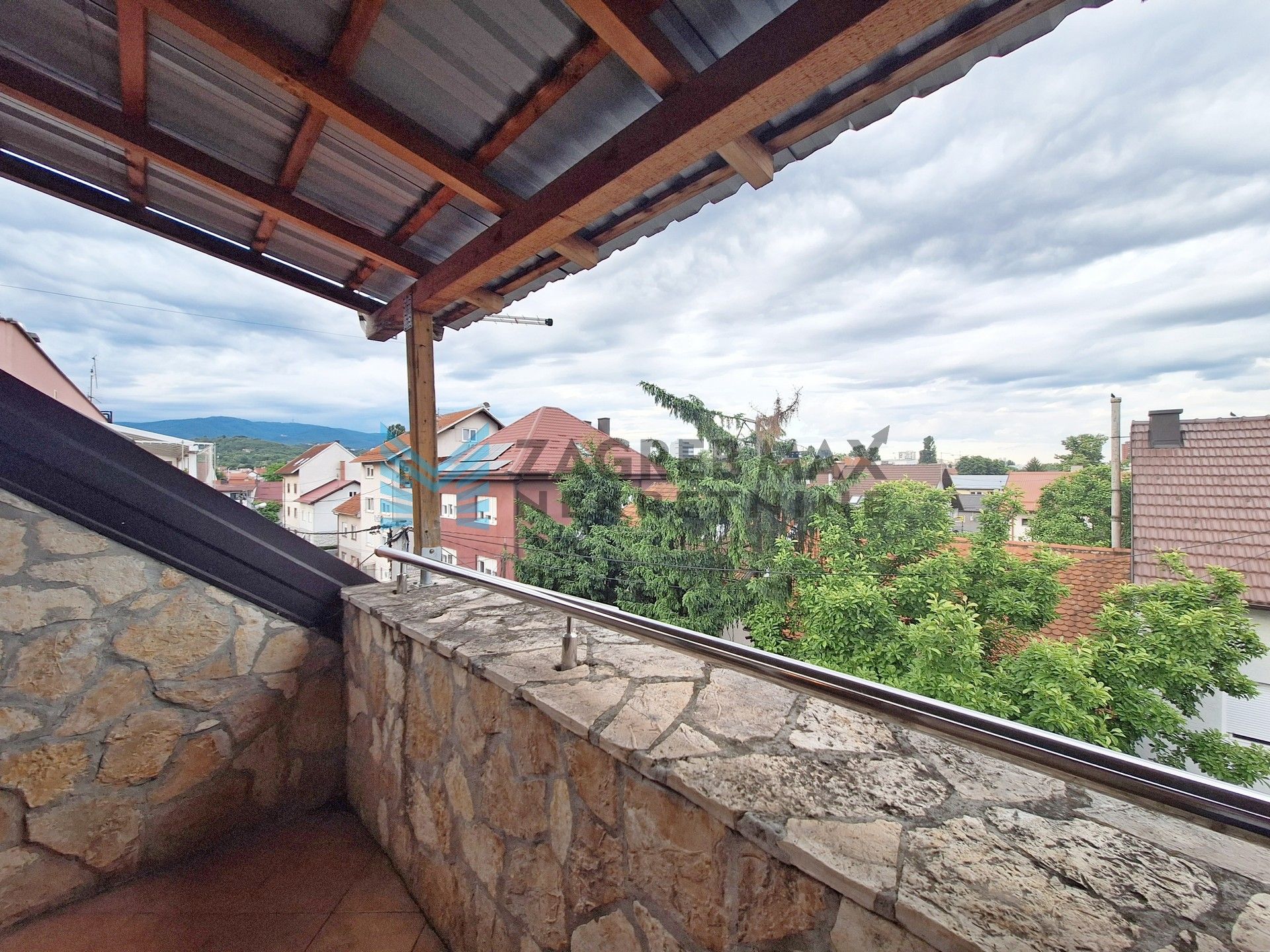 Zagreb - VOLTINO - Somborska - 2,5 S, galerije, terasa, roštilj - BEZ PROVIZIJE