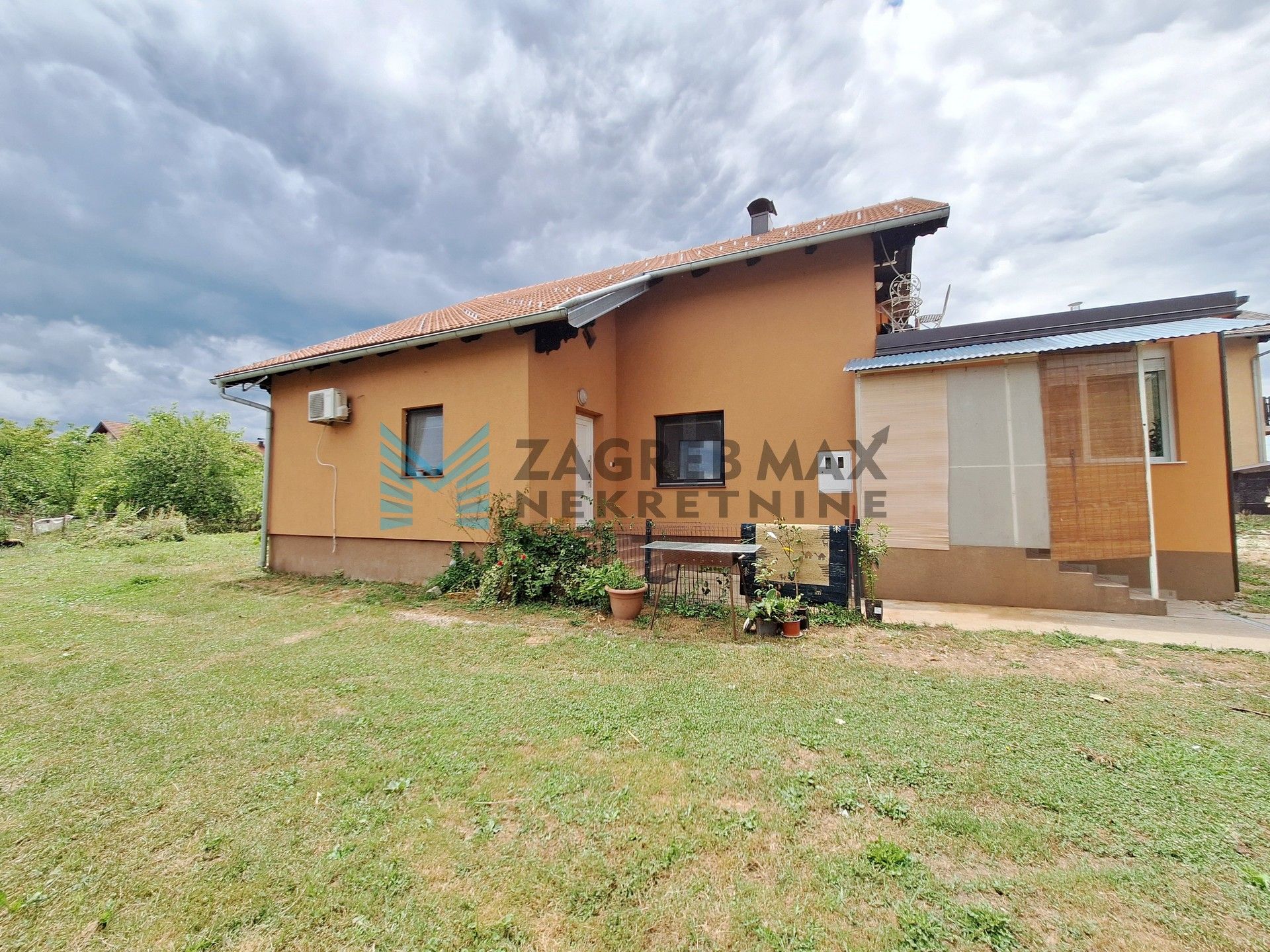 Zagreb - DOMASLOVEC - Krmica - kuća 246 m2, 2761 m2 zemljišta - INVESTICIJA