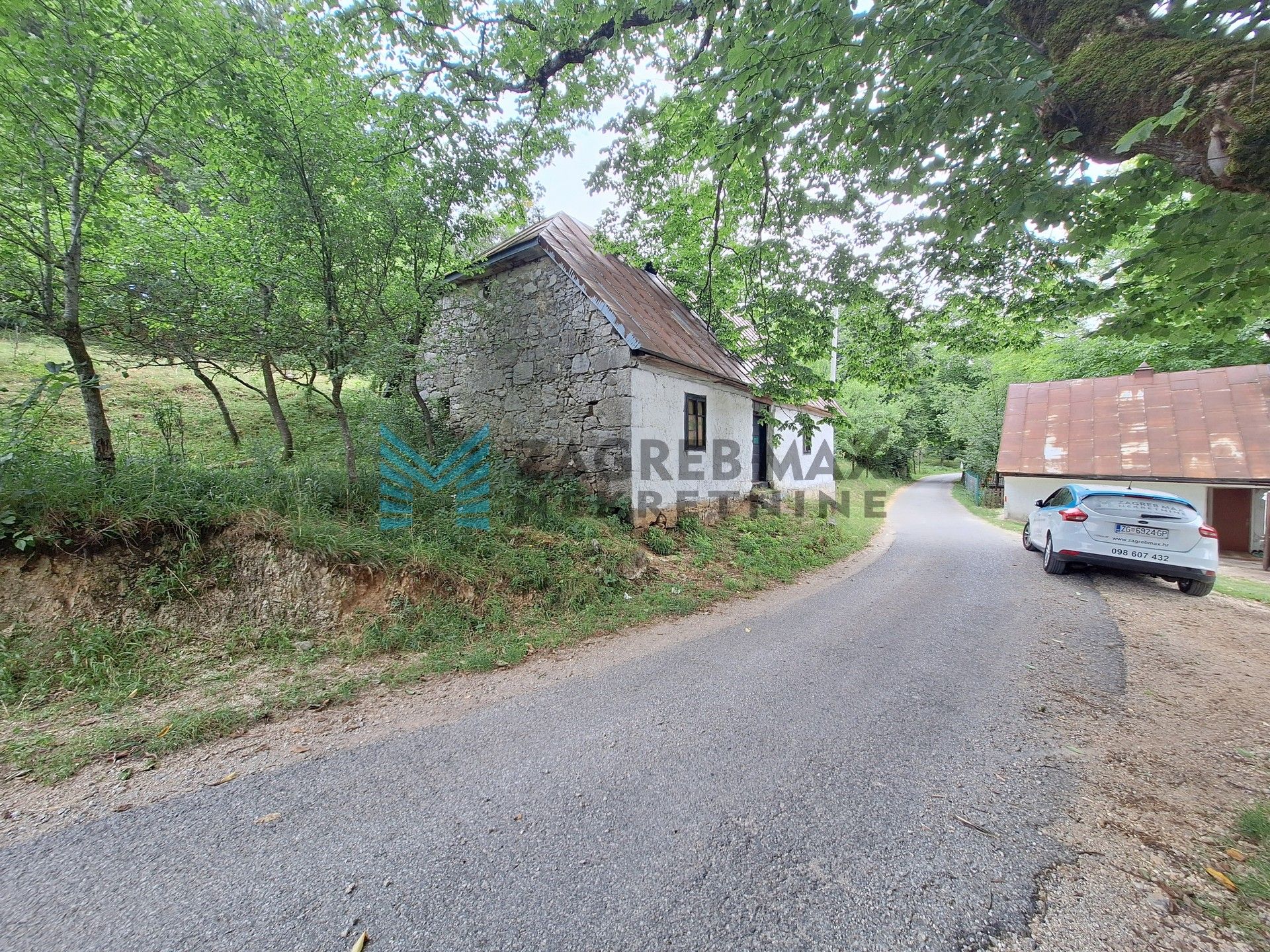 Zagreb - 25.000 m² s rijekom, izvorom i dvije kuće – idealno za eko resort!