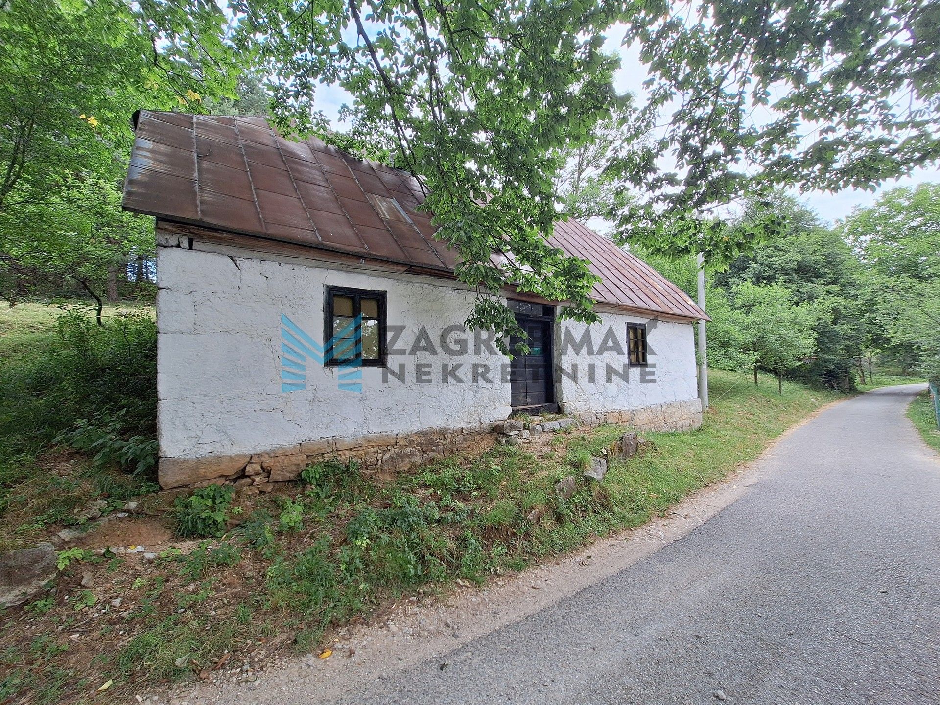 Zagreb - 25.000 m² s rijekom, izvorom i dvije kuće – idealno za eko resort!