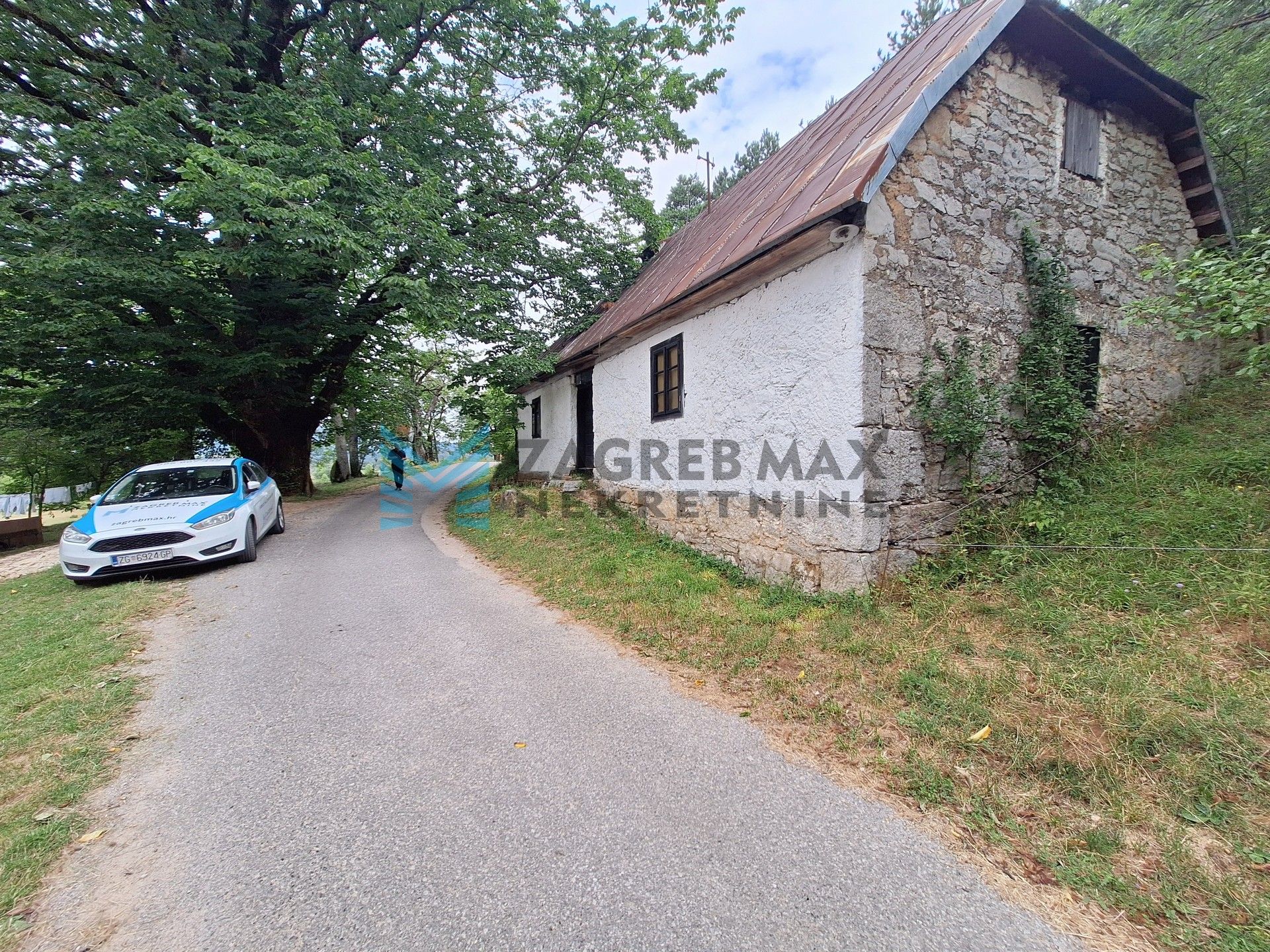 Zagreb - 25.000 m² s rijekom, izvorom i dvije kuće – idealno za eko resort!