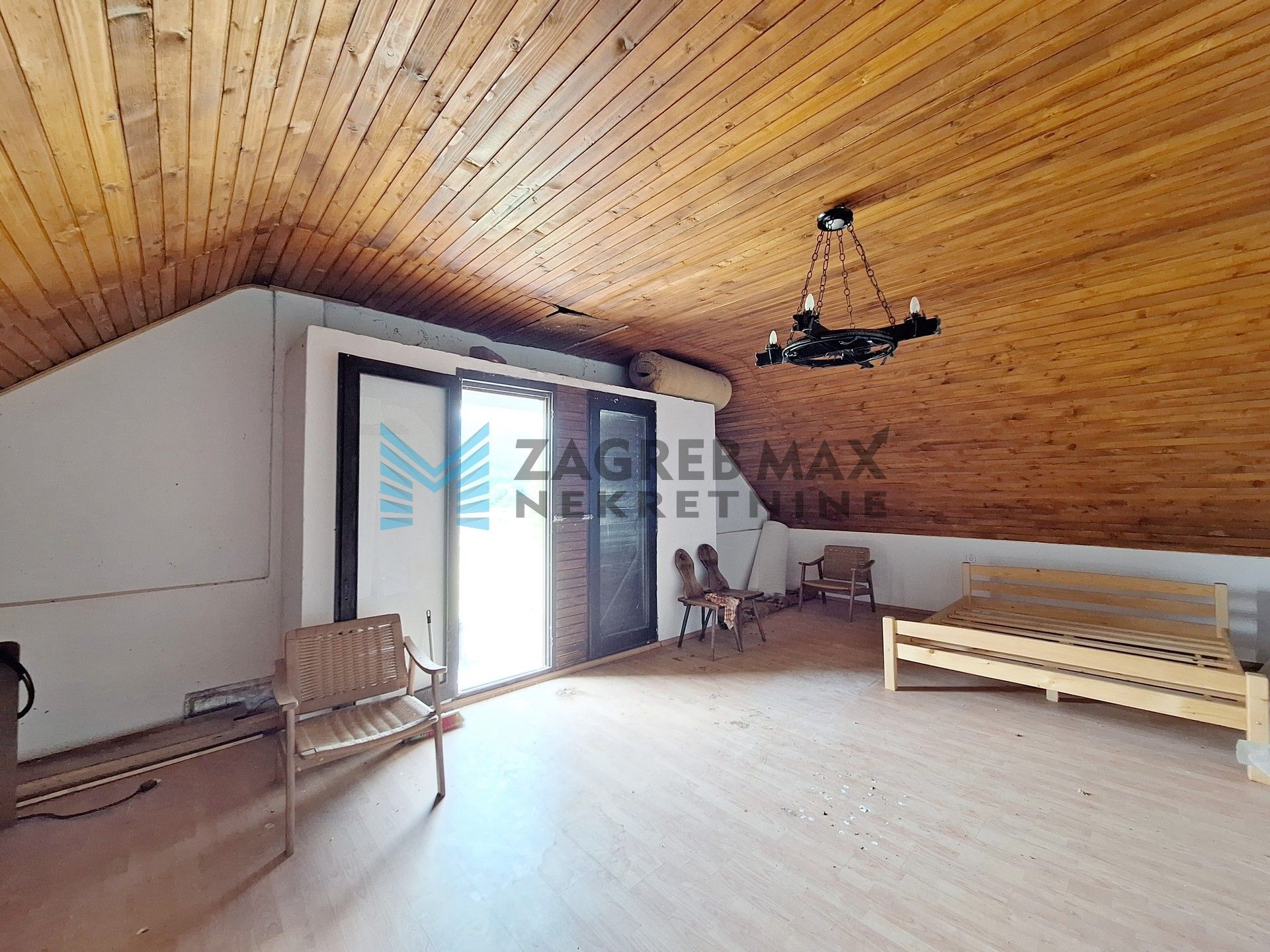 Zagreb - 25.000 m² s rijekom, izvorom i dvije kuće – idealno za eko resort!