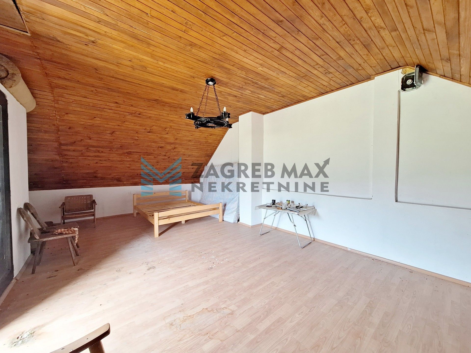 Zagreb - 25.000 m² s rijekom, izvorom i dvije kuće – idealno za eko resort!