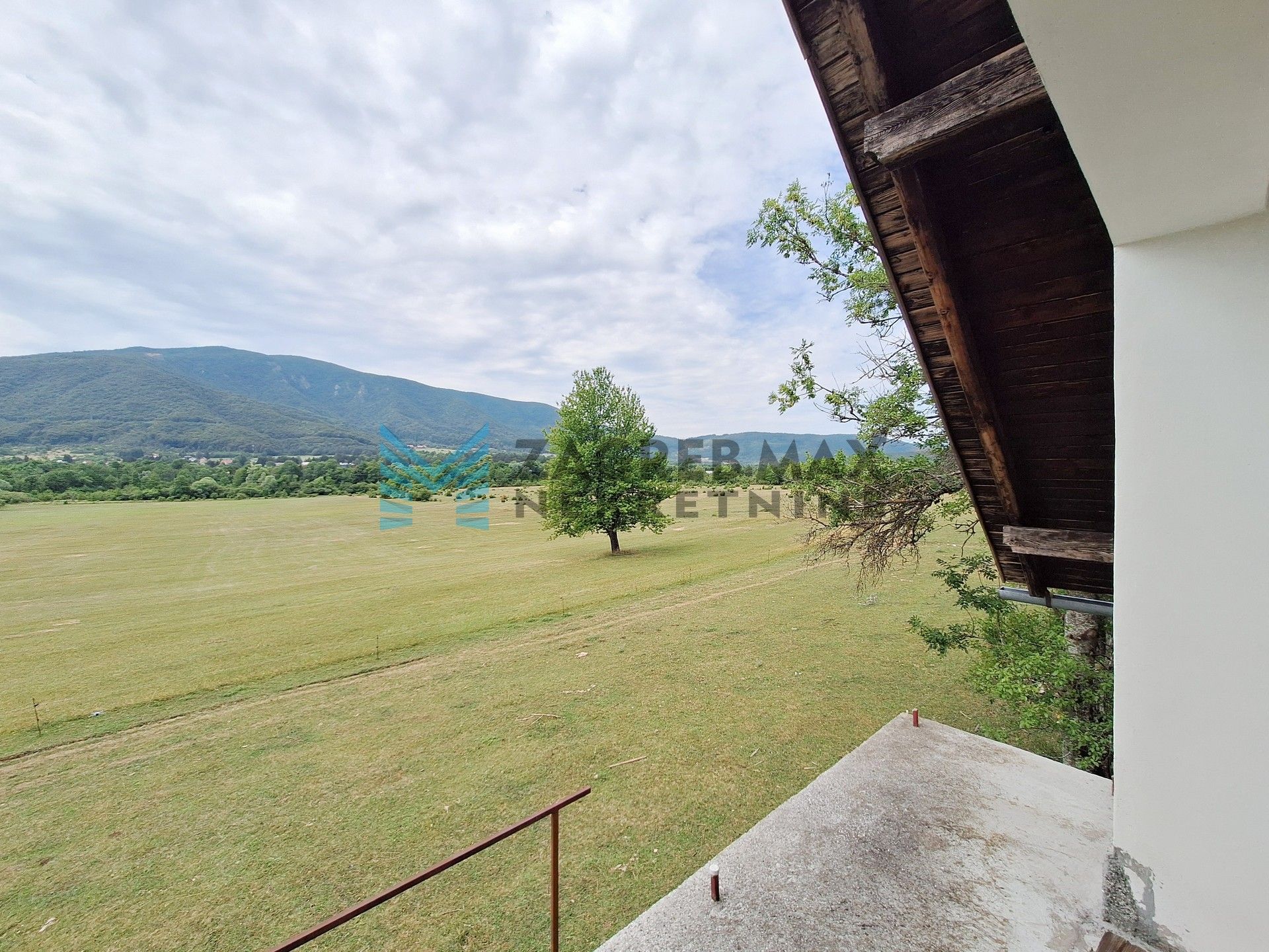 Zagreb - 25.000 m² s rijekom, izvorom i dvije kuće – idealno za eko resort!