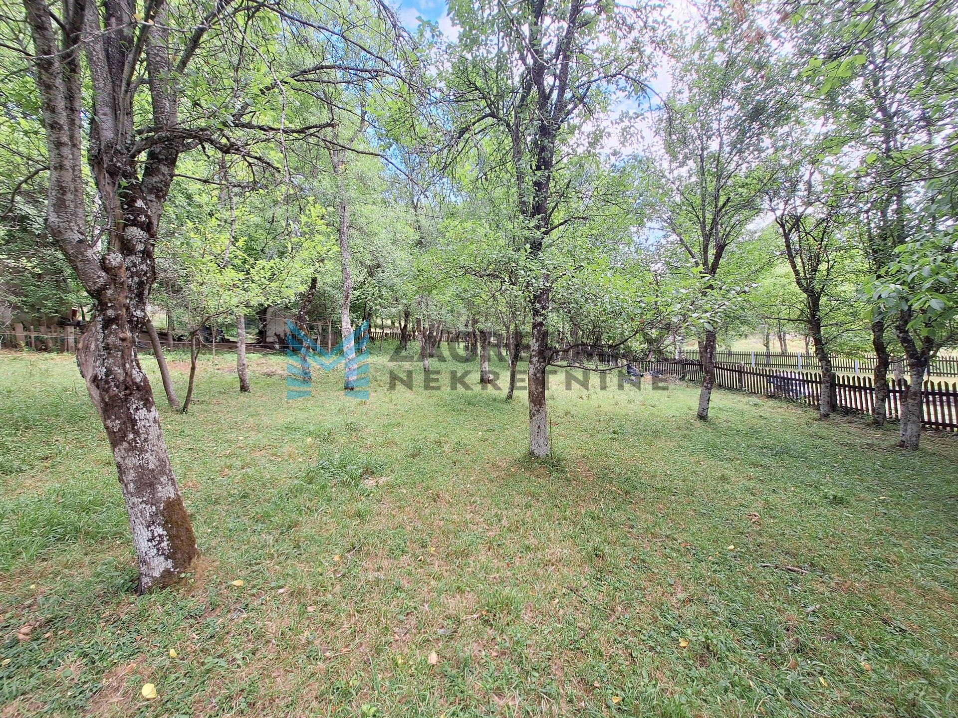 Zagreb - 25.000 m² s rijekom, izvorom i dvije kuće – idealno za eko resort!