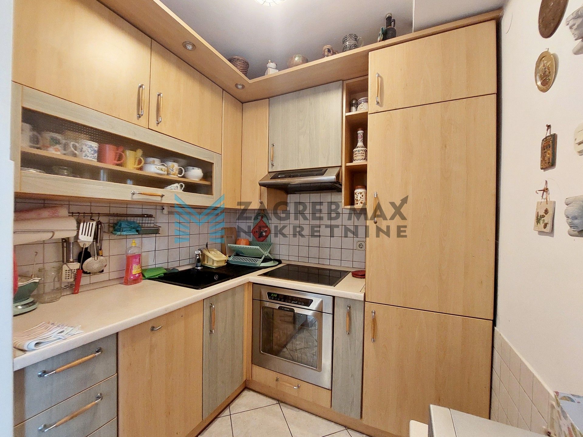 Zagreb - KNEŽIJA - P.V.Njegovana - 2-sobni, opremljen, svijetao, mirno, lođa