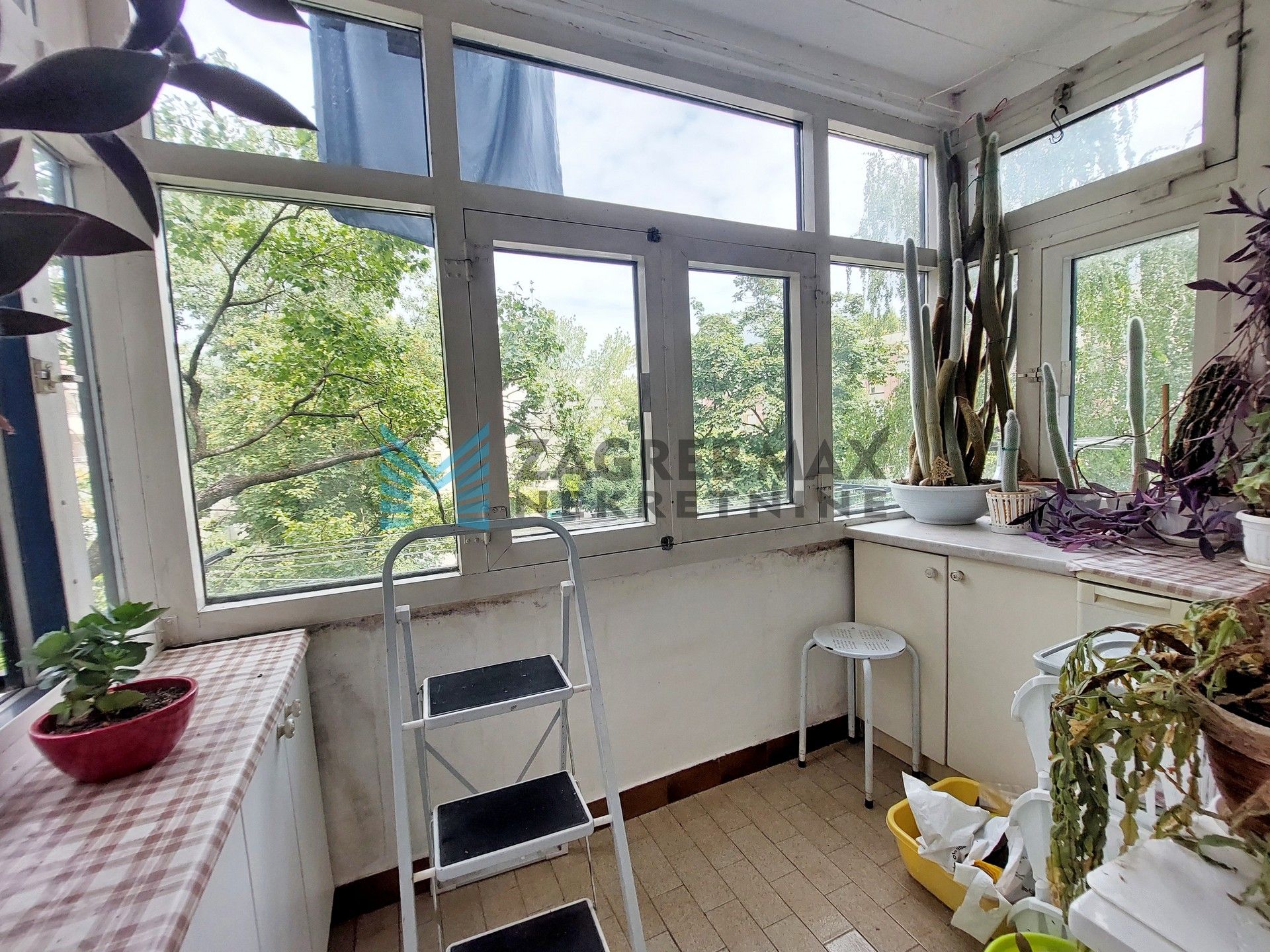 Zagreb - KNEŽIJA - P.V.Njegovana - 2-sobni, opremljen, svijetao, mirno, lođa