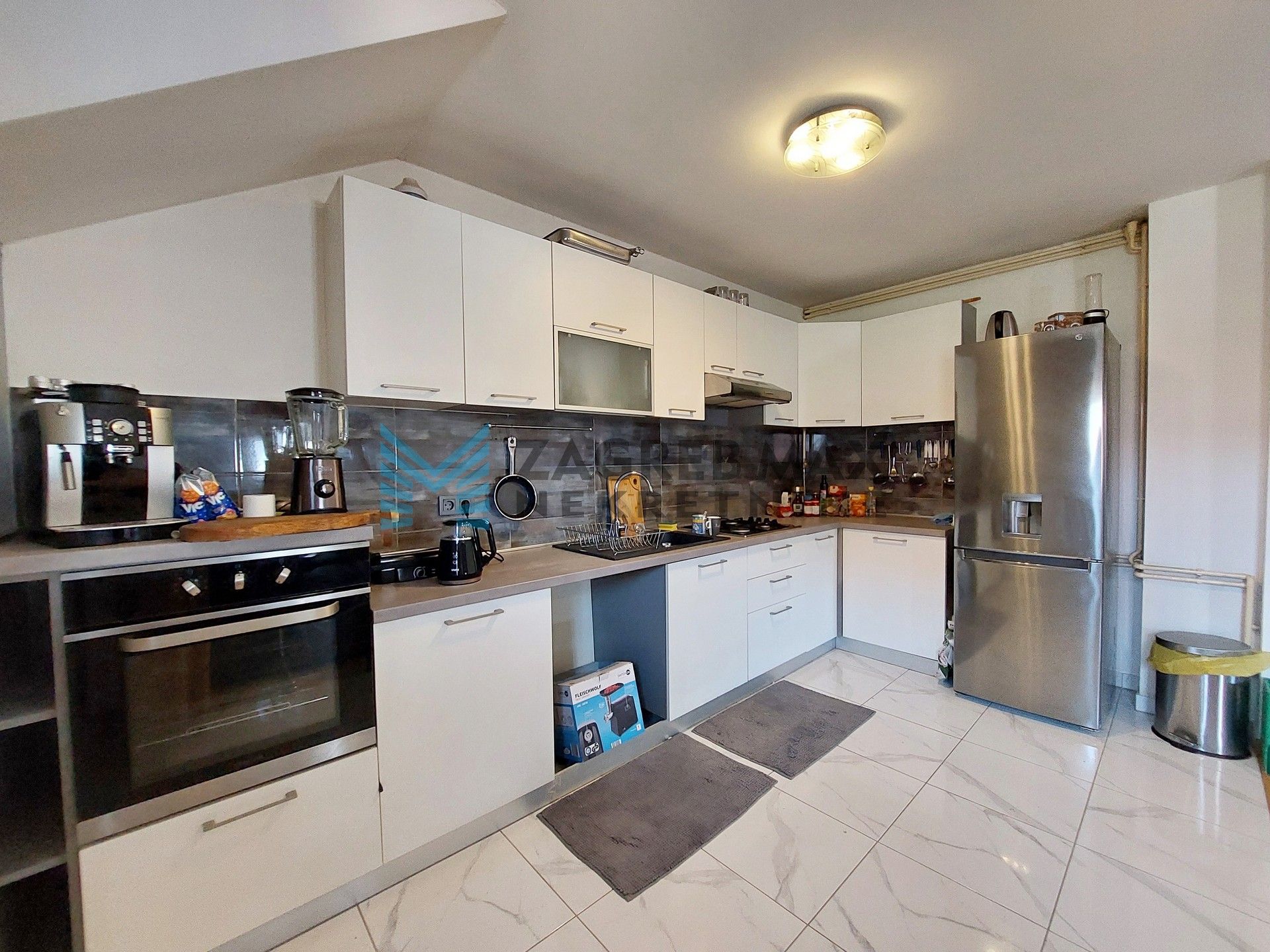 Zagreb - SESVETE - P.Štoosa - 3-sobni, uređen, balkon, dvorište