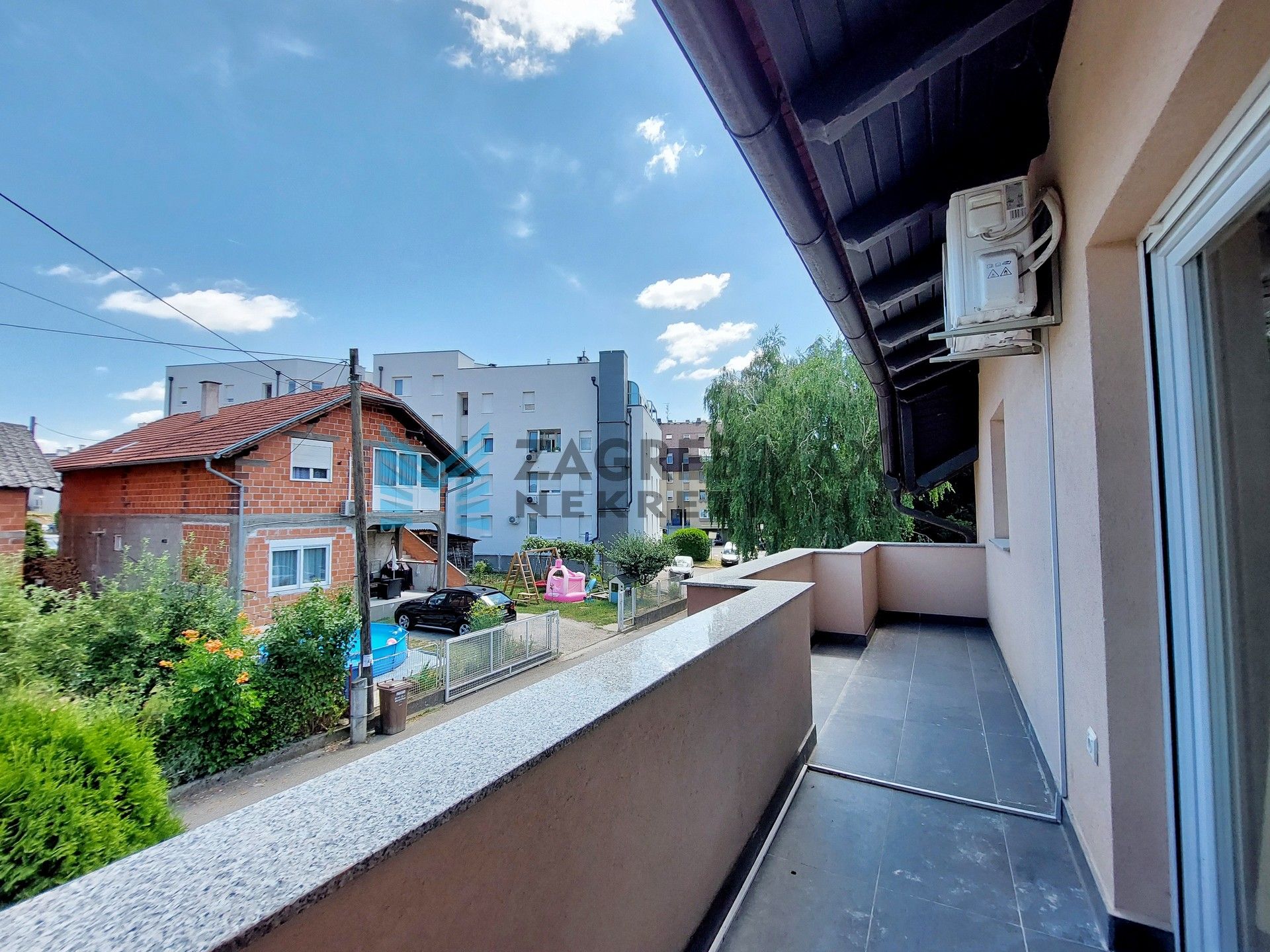 Zagreb - SESVETE - P.Štoosa - 3-sobni, uređen, balkon, dvorište