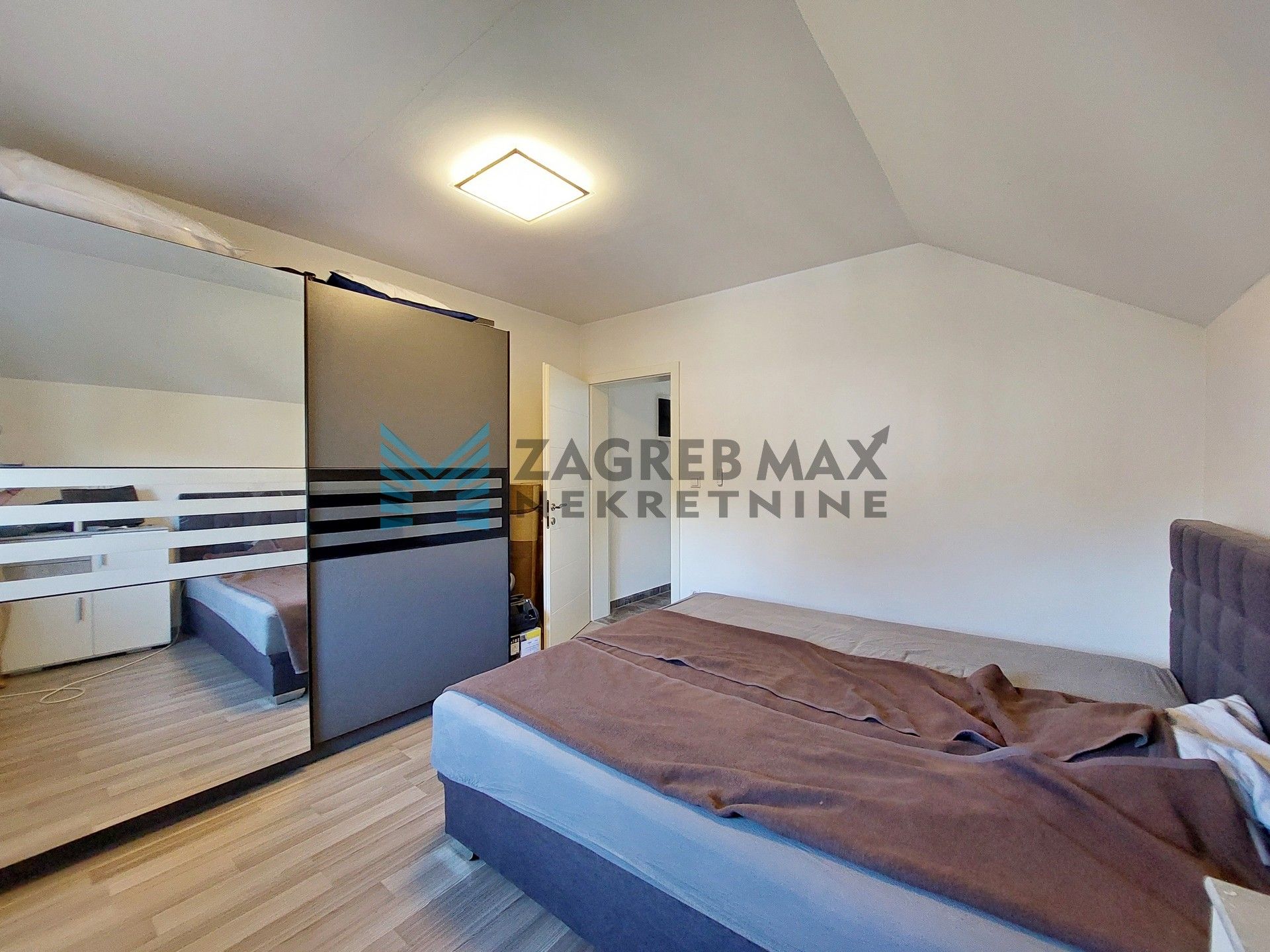 Zagreb - SESVETE - P.Štoosa - 3-sobni, uređen, balkon, dvorište